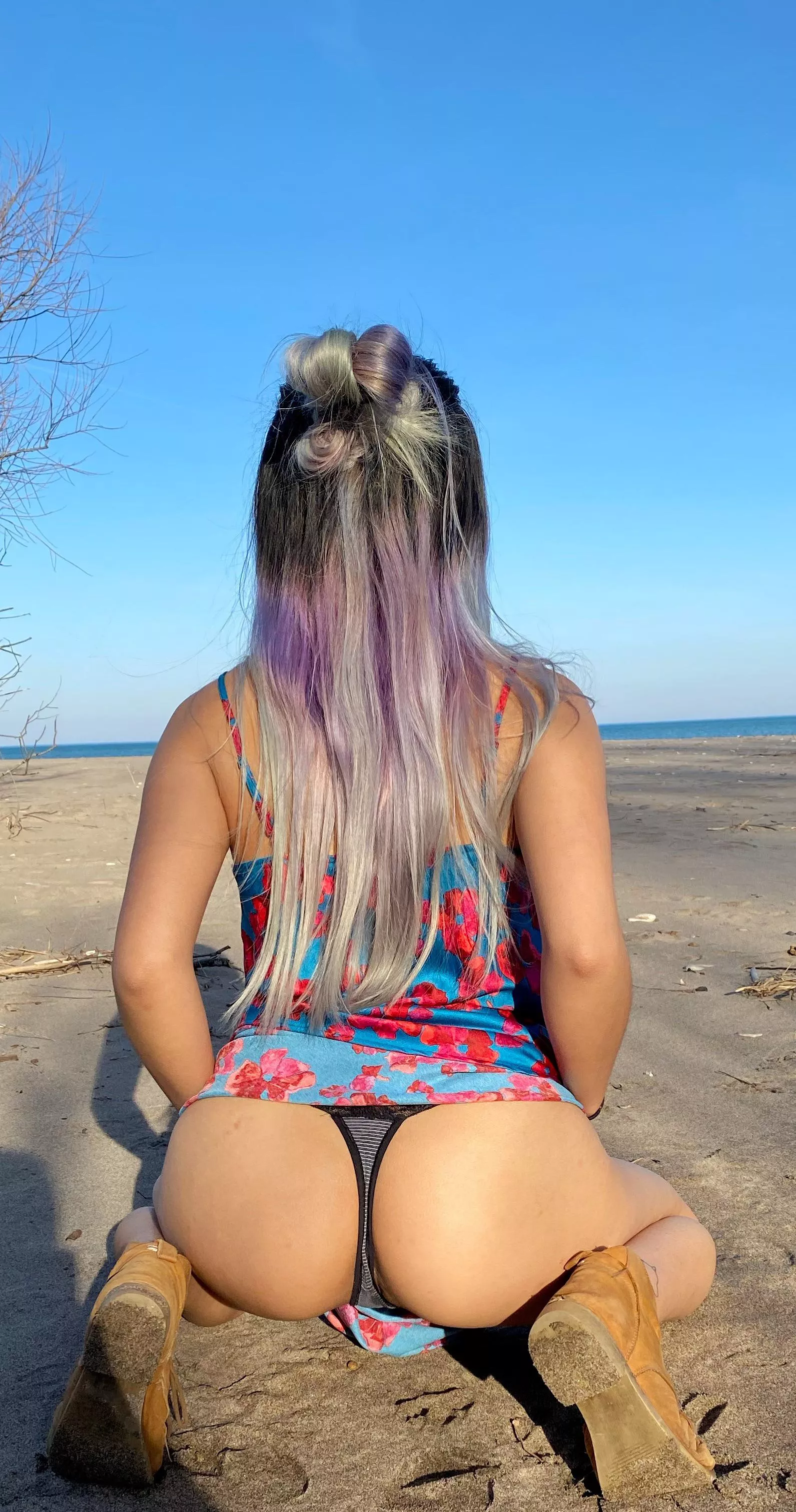 Let’s fuck on the beach 🍑🏖 posted by LovelyKrystle