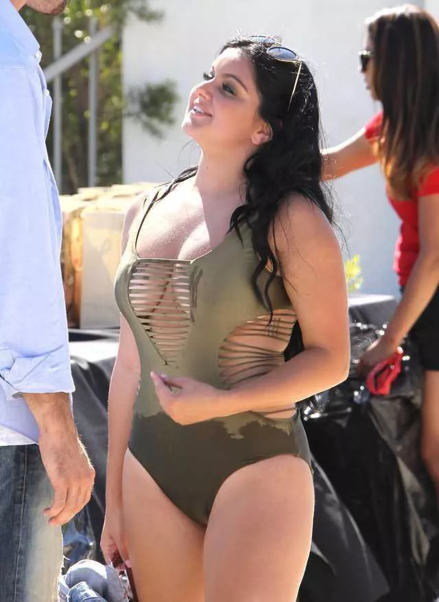 Letâ€™s get bi for Ariel Winterâ€™s huge natural titties posted by theredpegasus