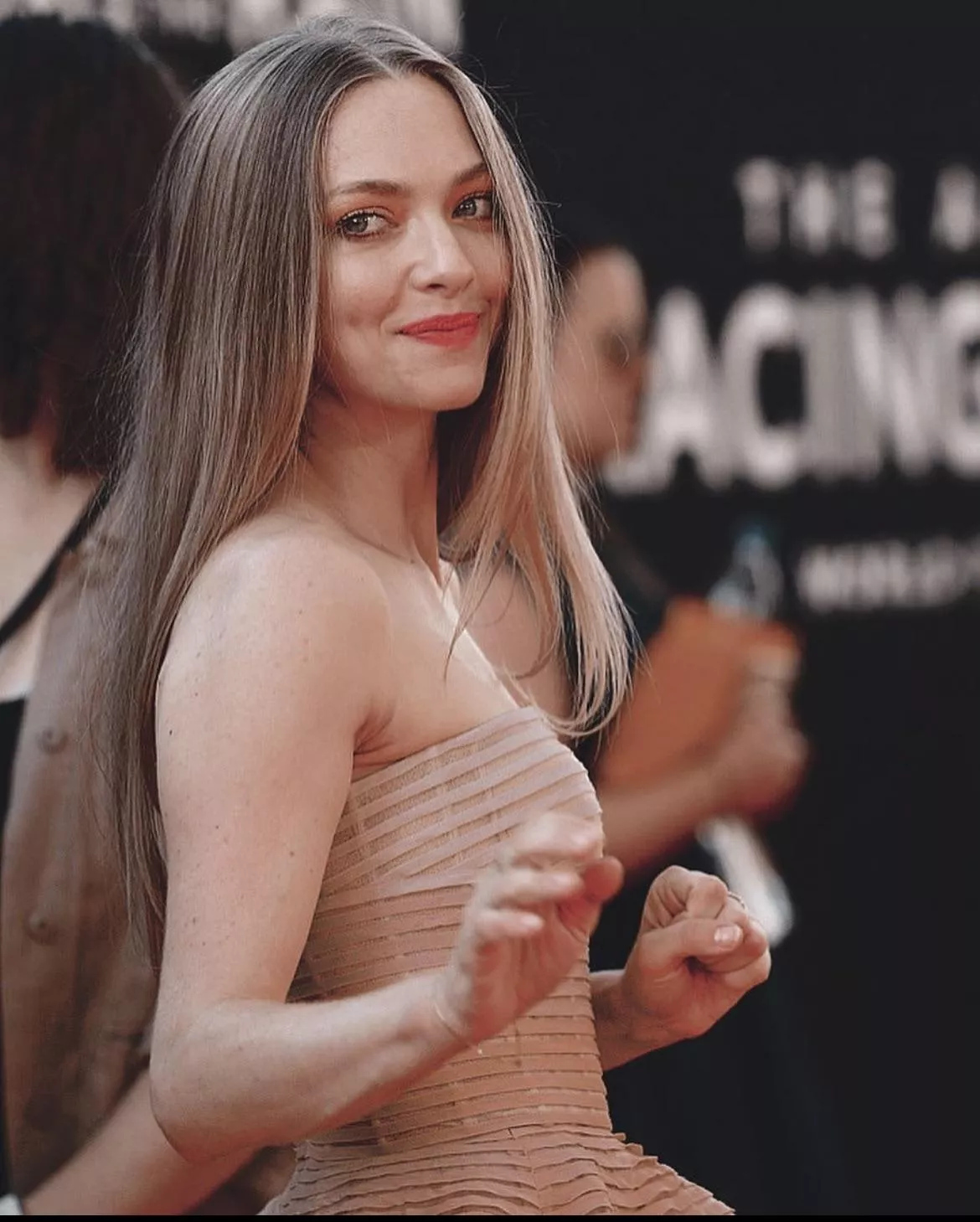 Letâ€™s jerk and moan for Amanda Seyfried posted by qwertyuiop342