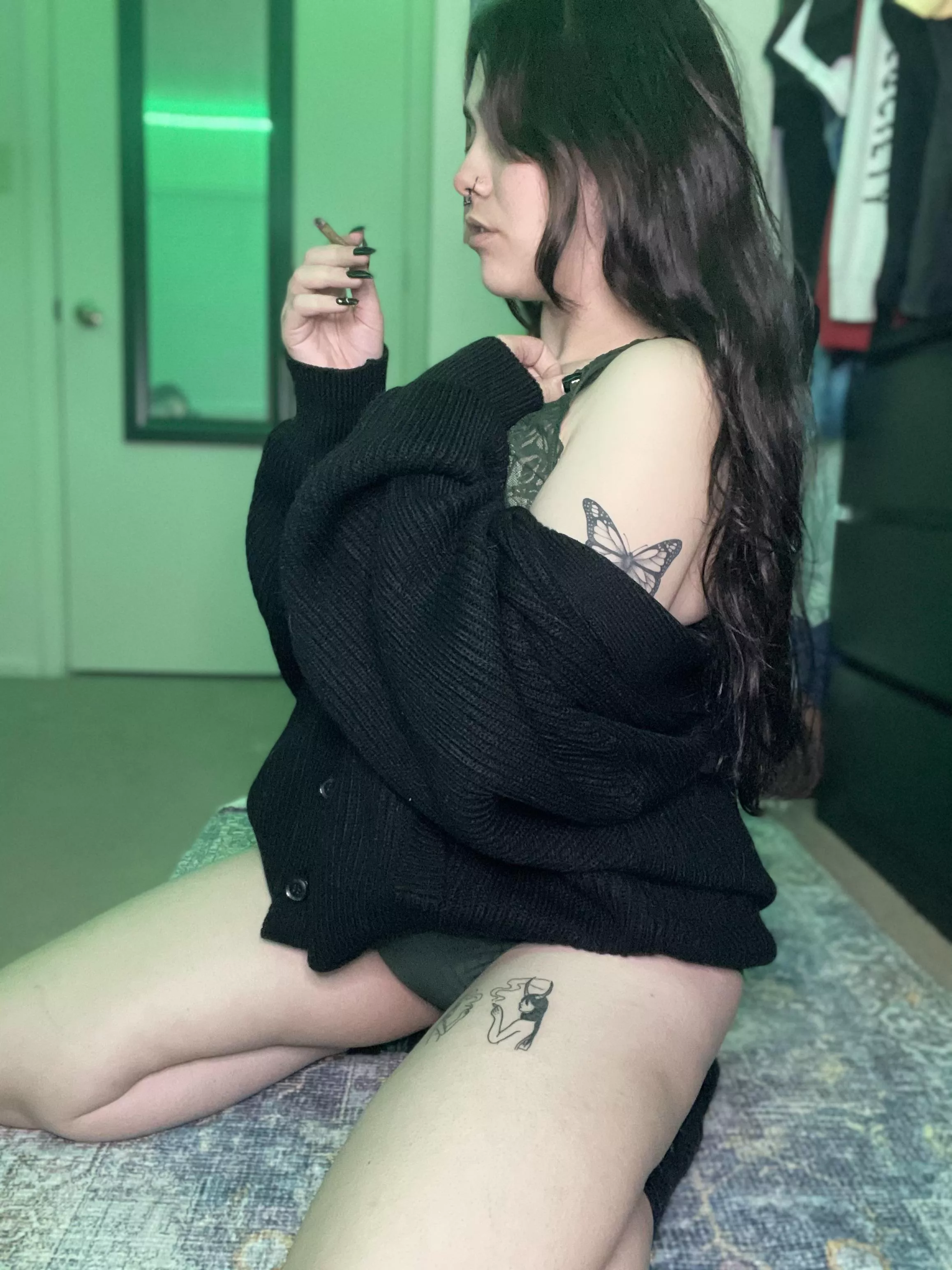 Letâ€™s roll up and fuck ðŸ–¤ posted by blazedbabe4200