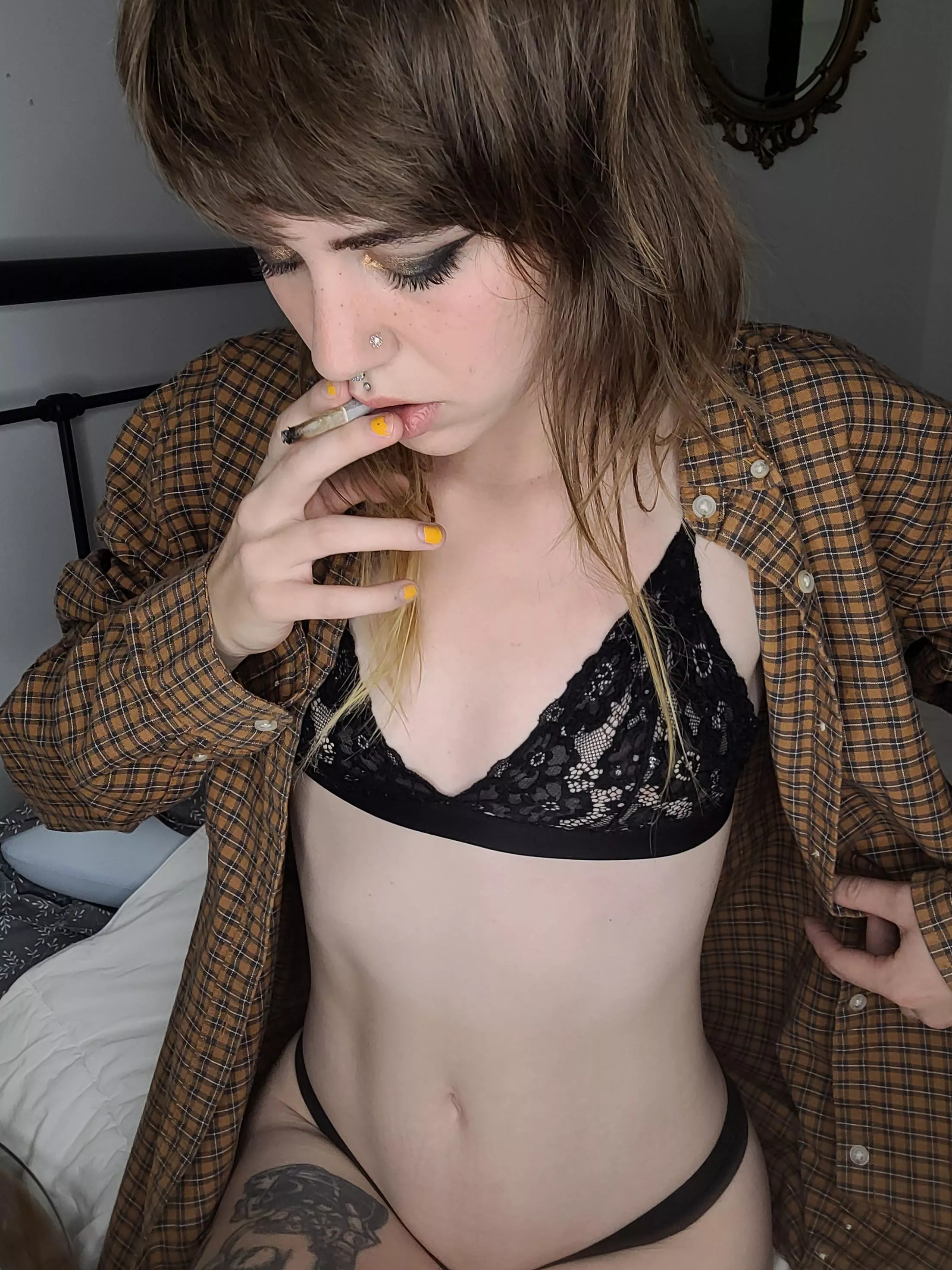 Let's smoke and fuck 🤍 posted by Opheliarobinxx