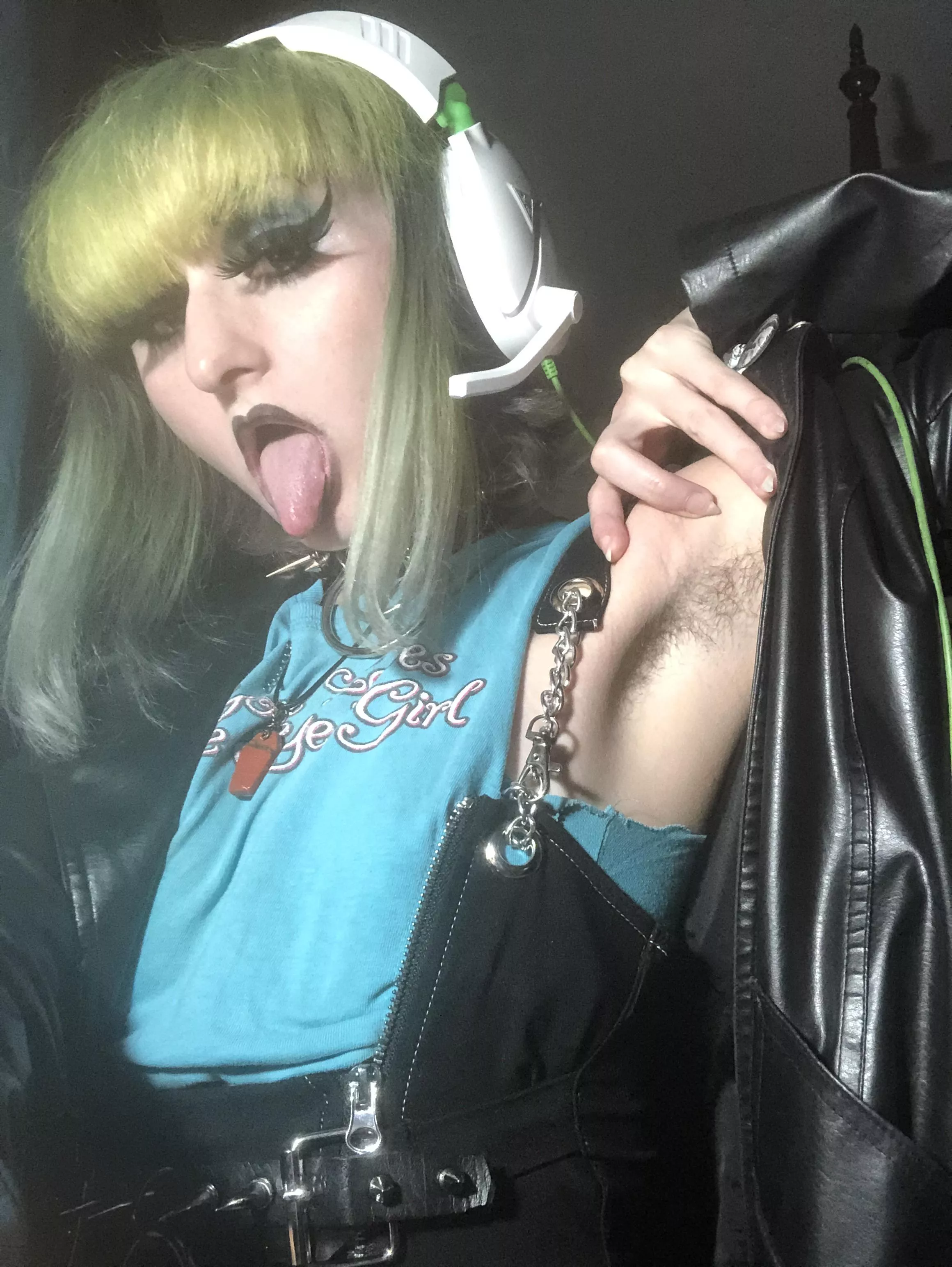 Lick a gamer girls armpits? posted by gloomybabyy