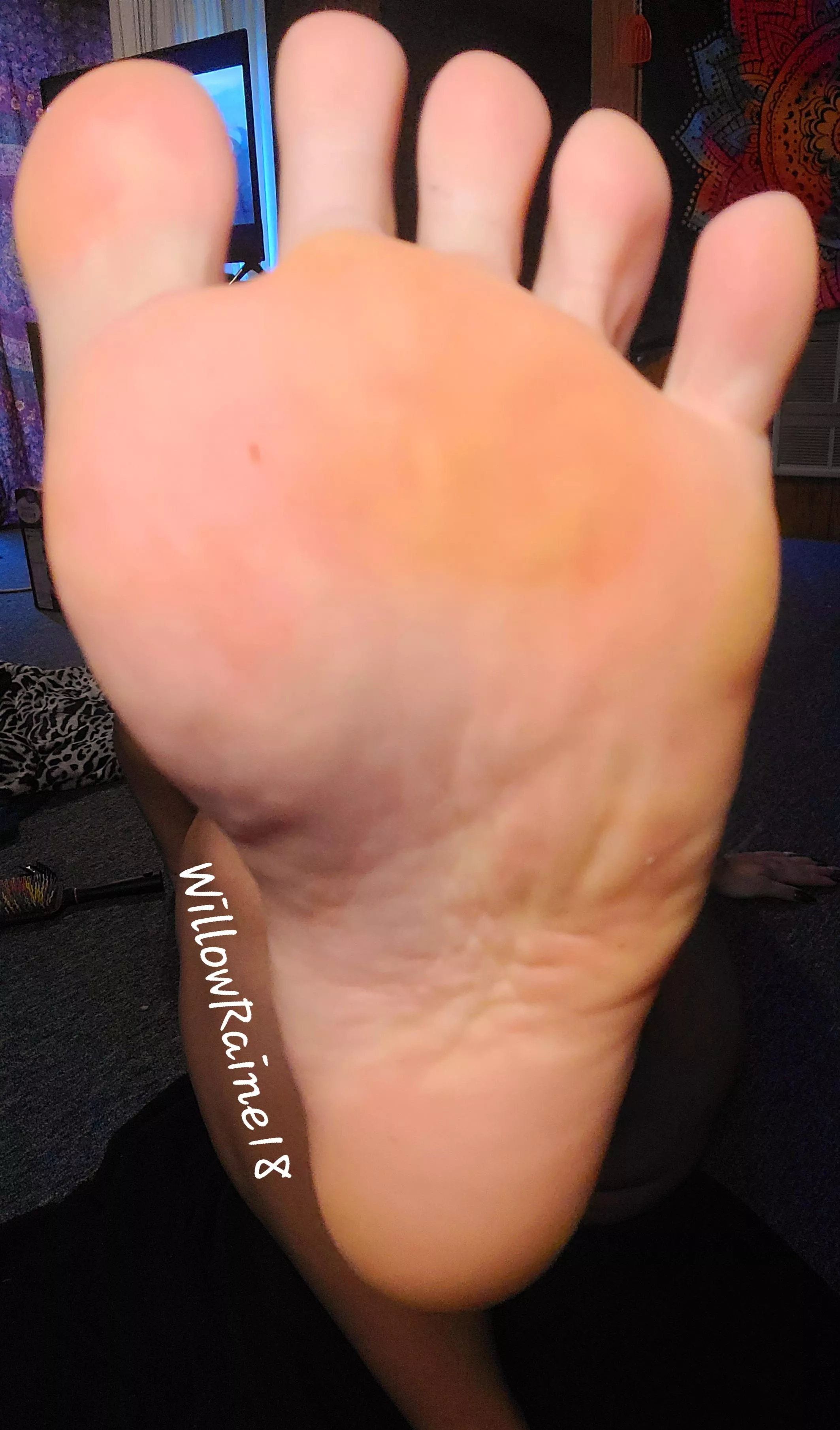 Lick between my toes 😋 [OC][F] posted by WillowRaine18