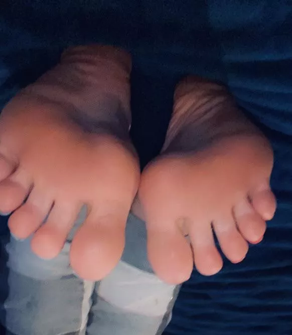 Lick my feet and then I’ll play with u 🥵😈👅 posted by Cutetreats27