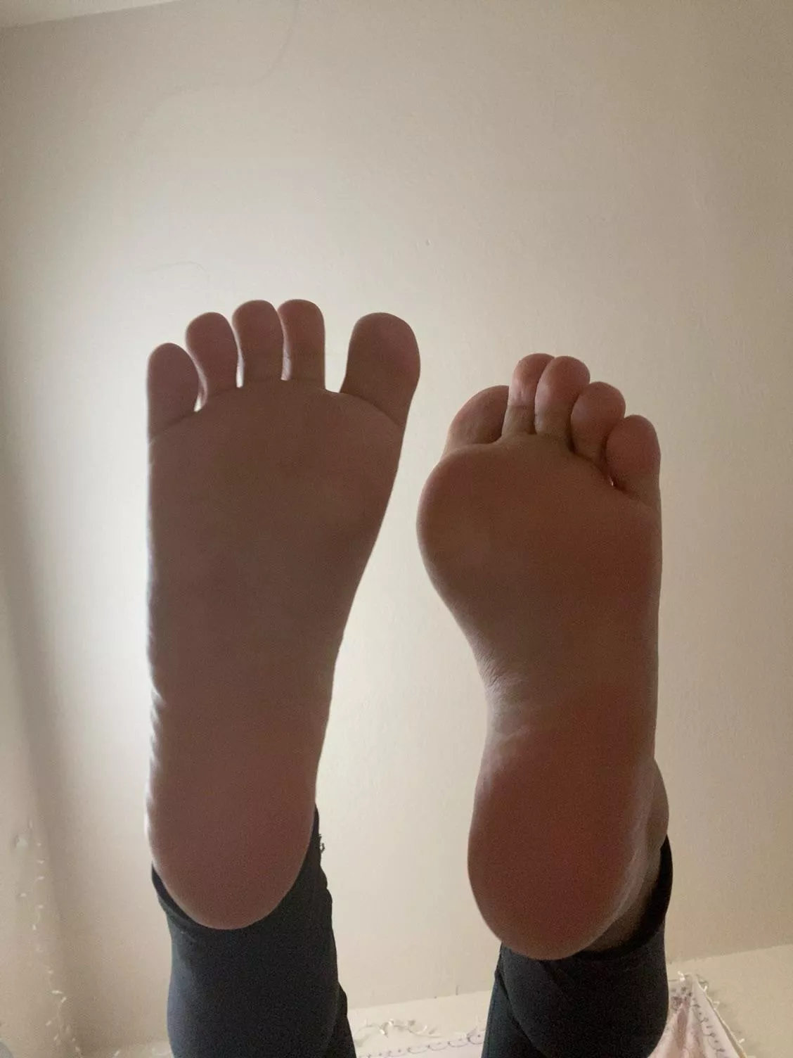 Lick my soles posted by julcarr123