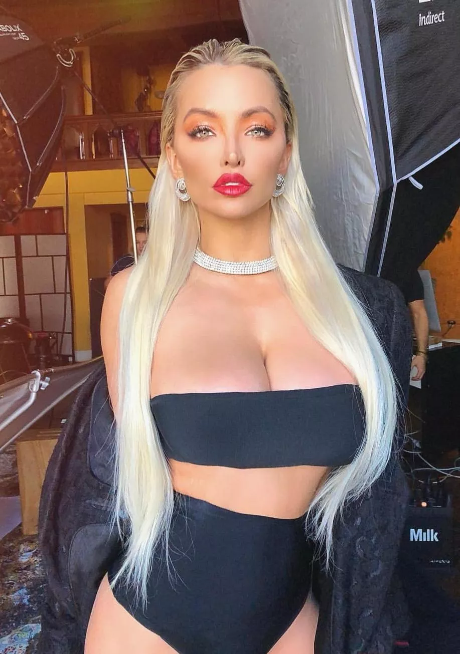 Lindsey Pelas is a living trophy posted by apexbimbohunter