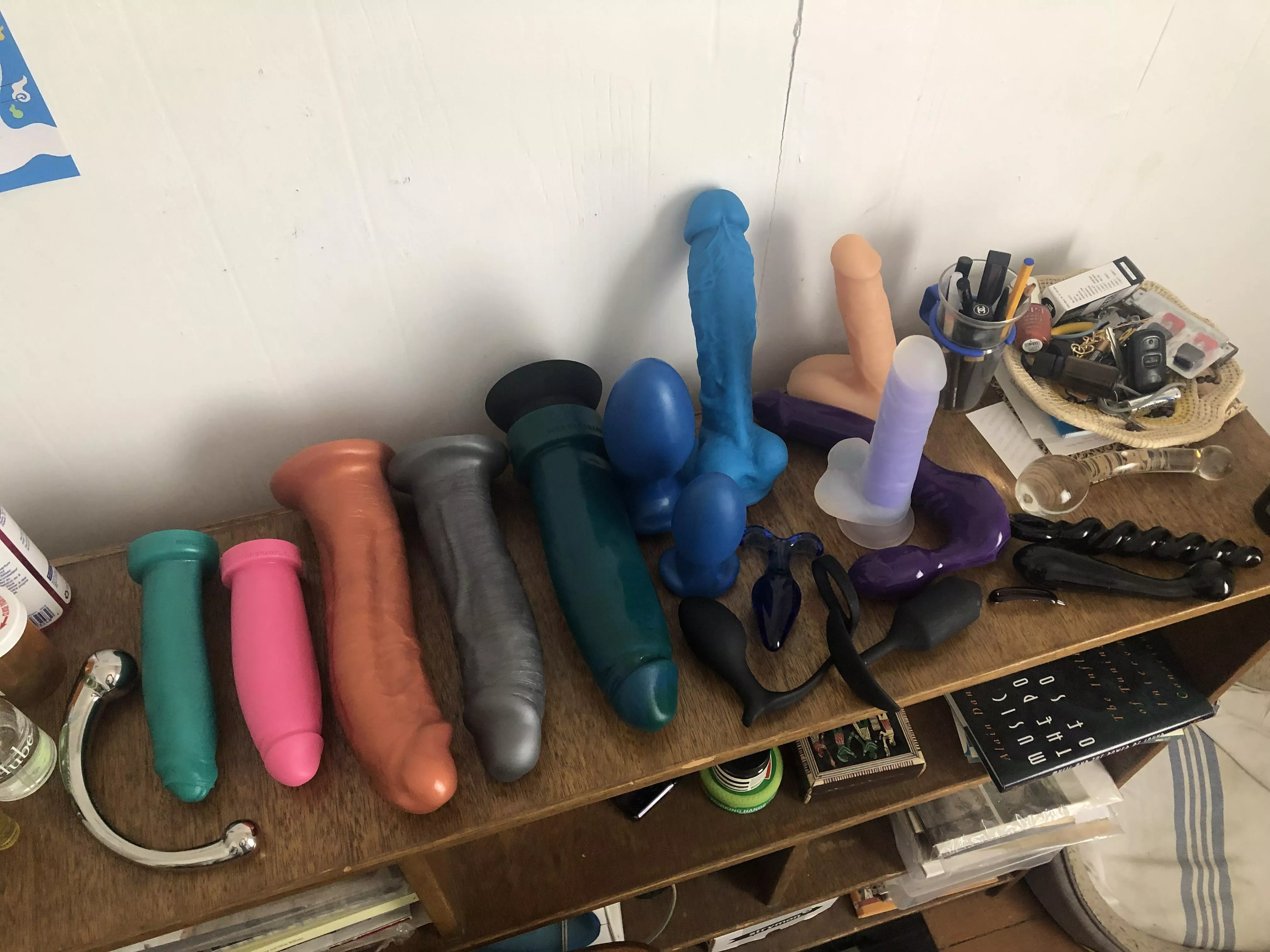 Lined up the collection for a quick pic ✌️Hankey's El Rey XS, Boss Hogg XS, Square Peg Leo 1x & 2x, Boss Hogg S, Topped Toys Gapekeeper 65 & 75, assorted silicone dicks, Feeldoe, Pure Wand. Love getting my 🍑 fucked 😜 posted by Majestic_Self5249