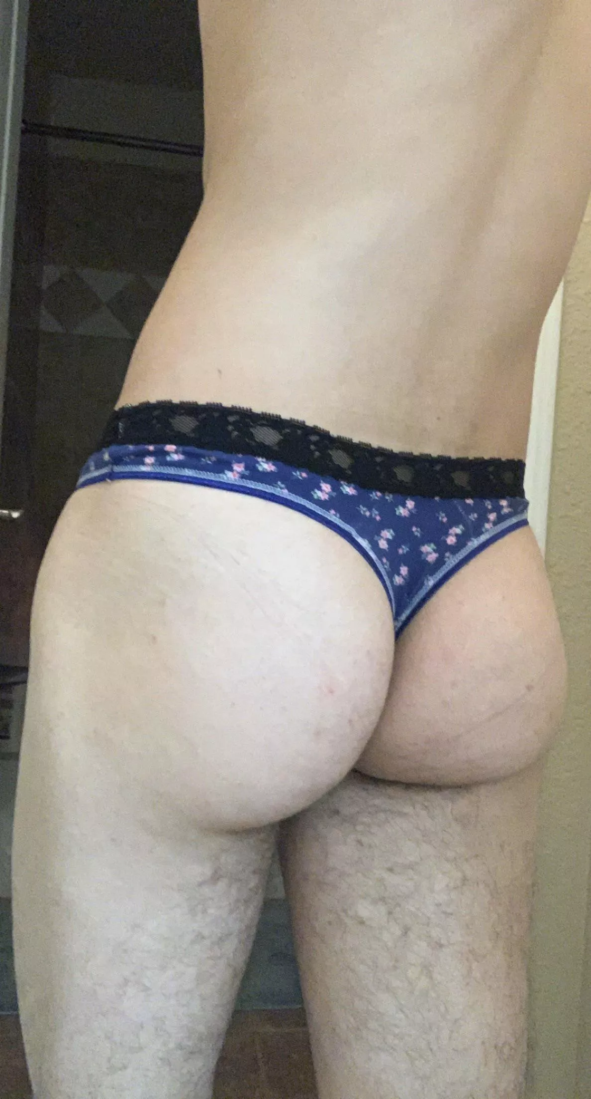 Little floral thong for this beautiful Saturday 😘 posted by calvinthongboy