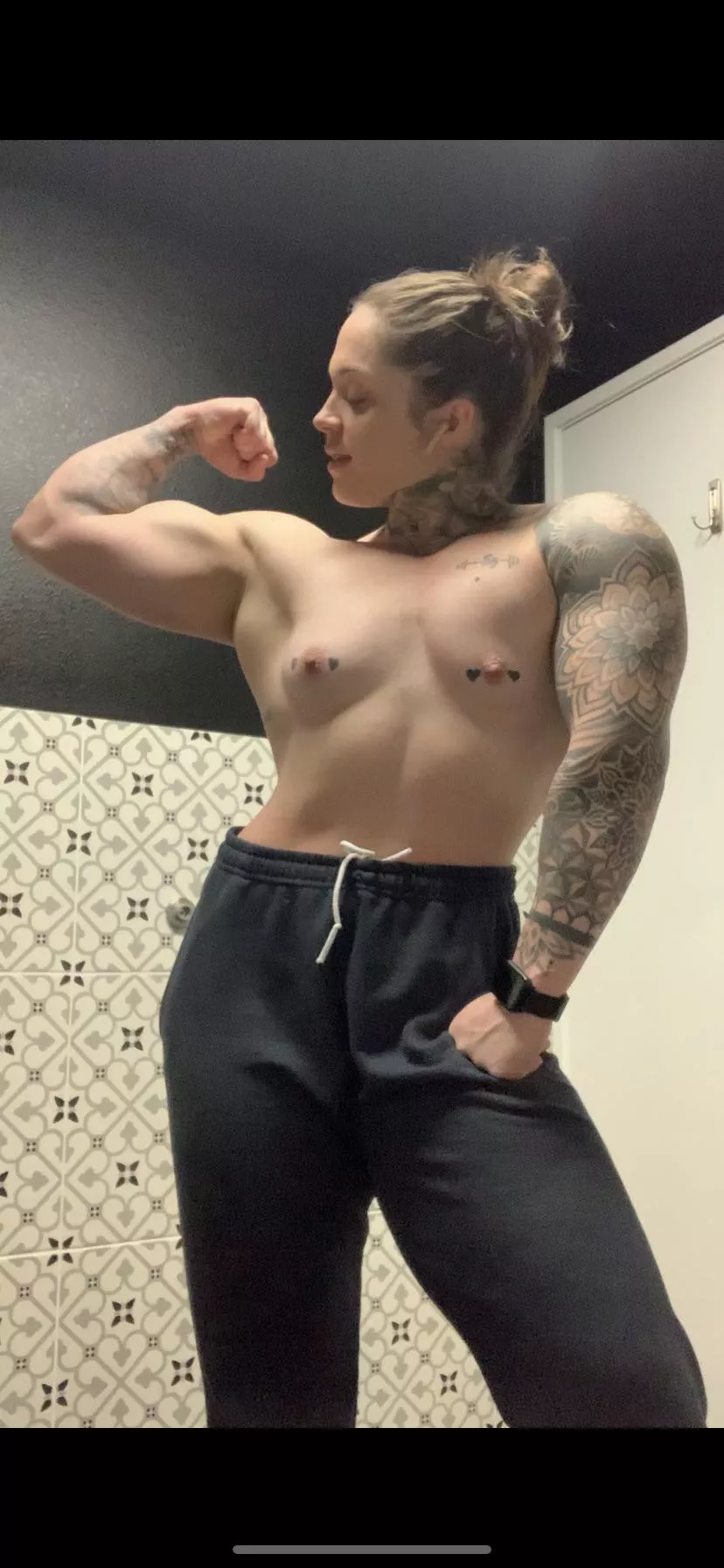 Little post workout flex 💪🏼 🥰😉 posted by TattedFitChixk