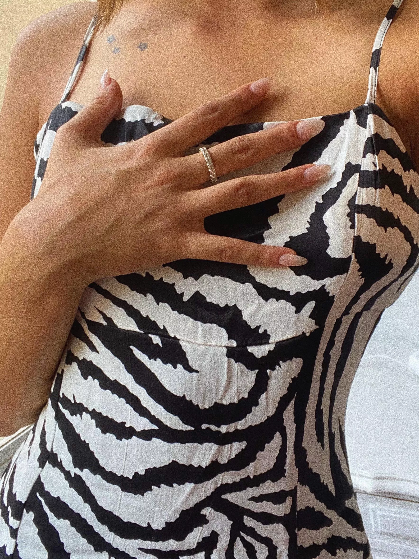 Long nails and hot dress😋 posted by bellebabezz