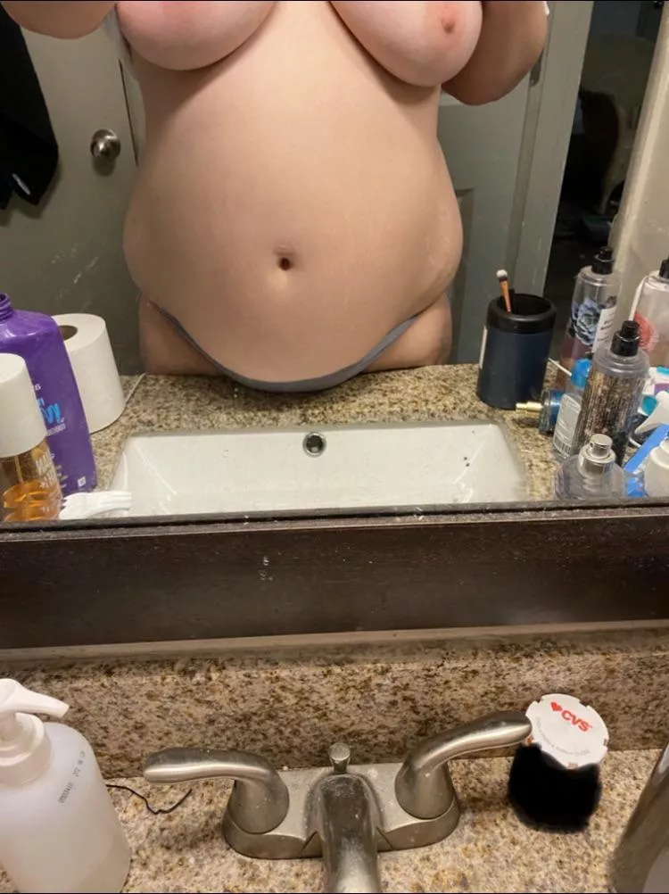 Look at that fupa resting on the counter. ðŸ¥µðŸ¥µ posted by Skydaddy5921