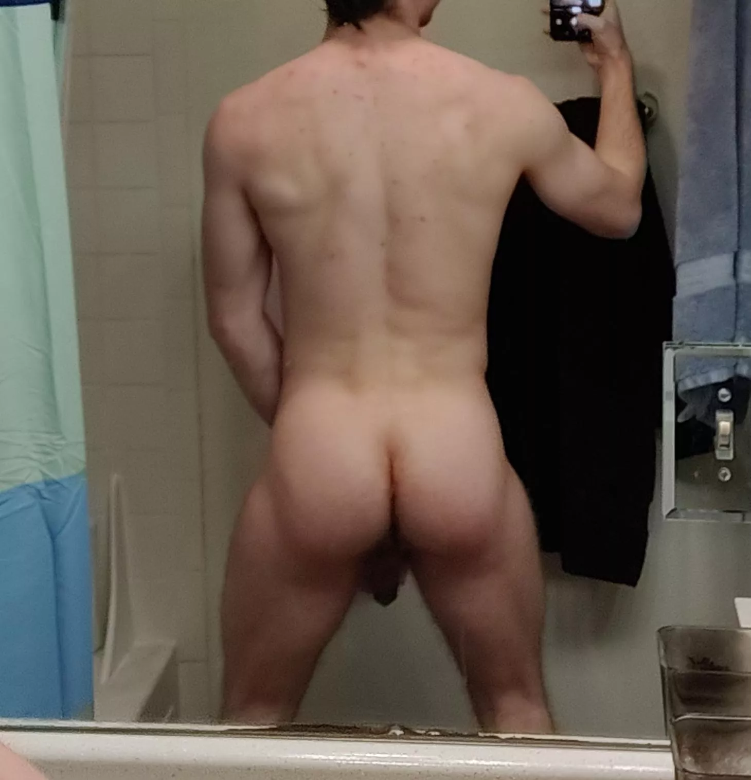 Looking for a bro to stretch my hole after the gym posted by evanlerer99