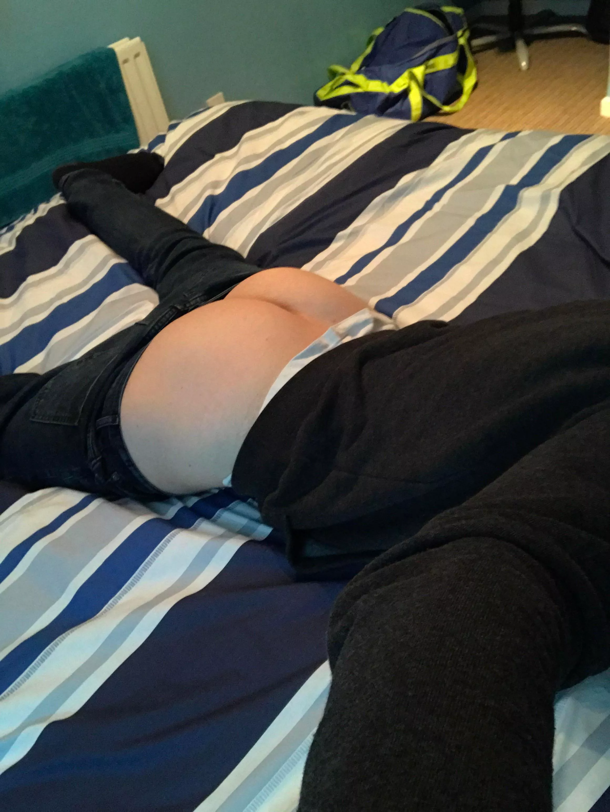 Looking for a man to share my bed…and my ass posted by april1003t