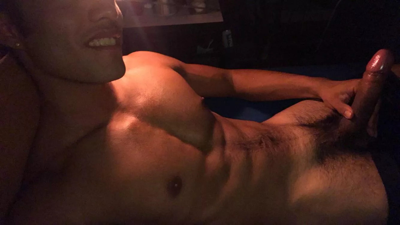 Looking for someone to worship me posted by throw-away-hot-boy-