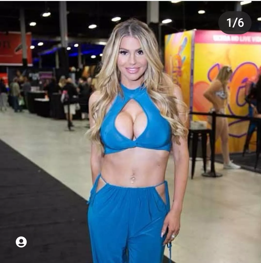 looking good at exxxotica posted by Klesko-13