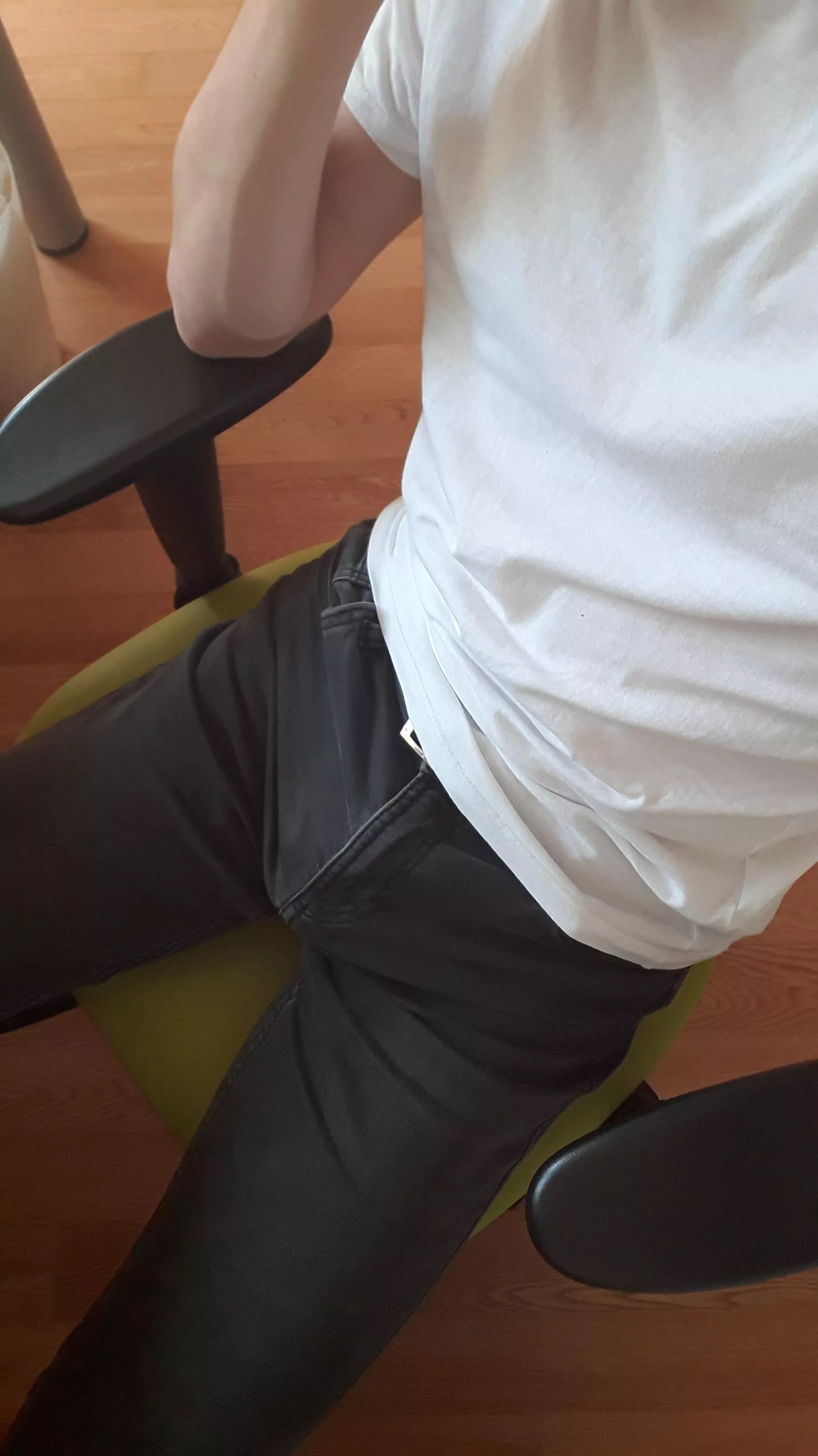 Looks like my pants can barely contain my cock posted by uporabnik1234