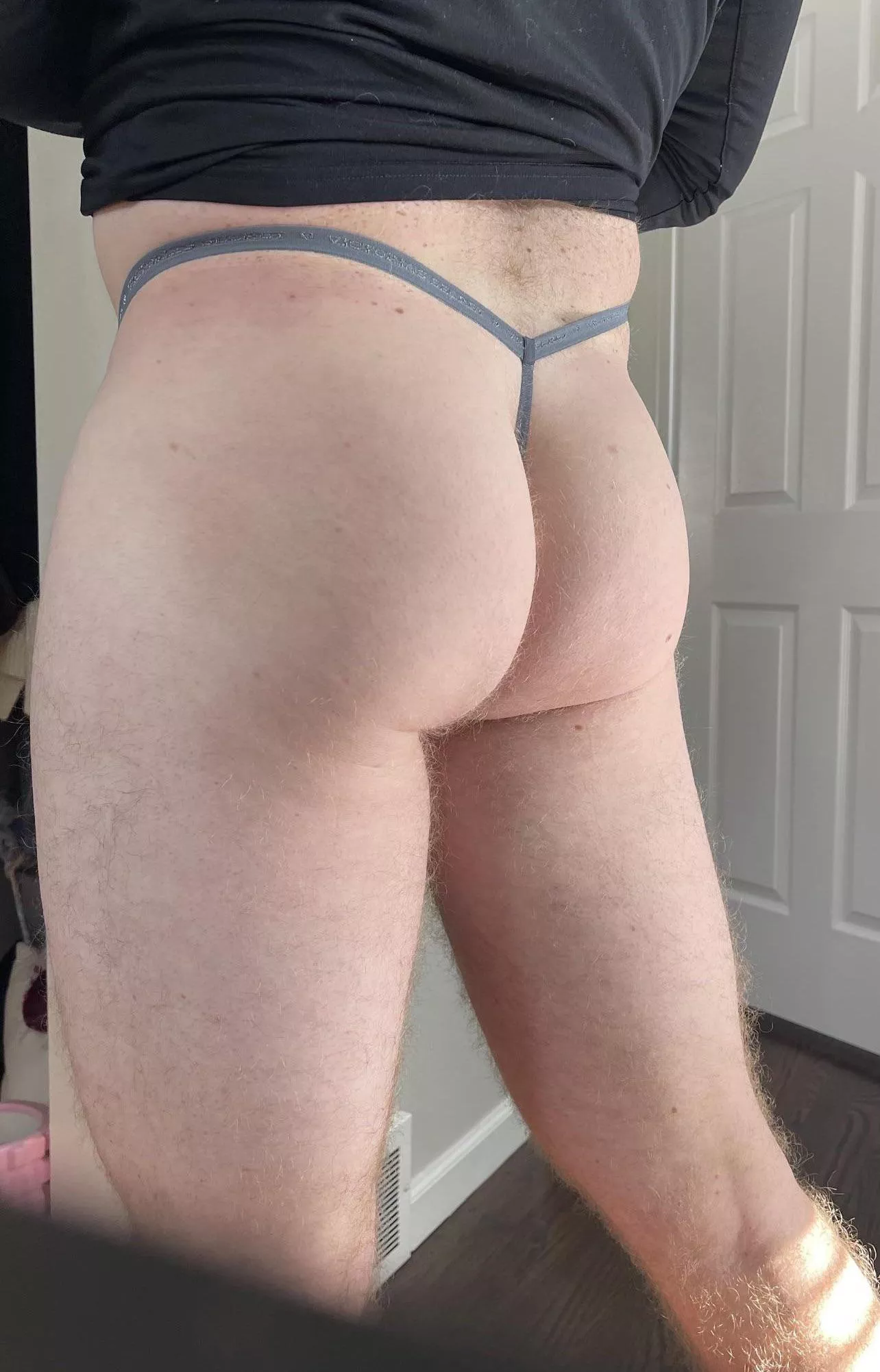 Love a sexy g string in between my ass posted by Bigbootythongboy