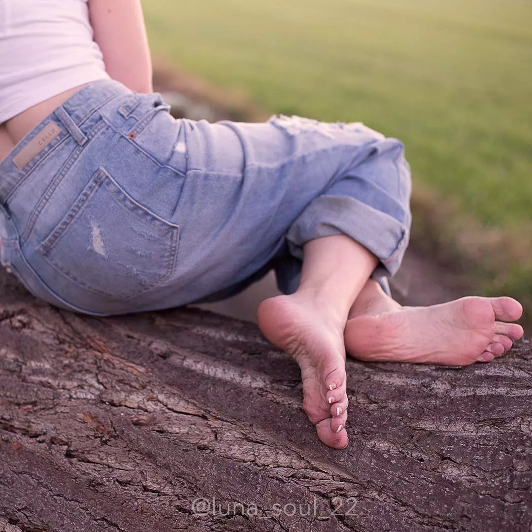 Love being barefoot outside 🥰 posted by SoleLottaLove