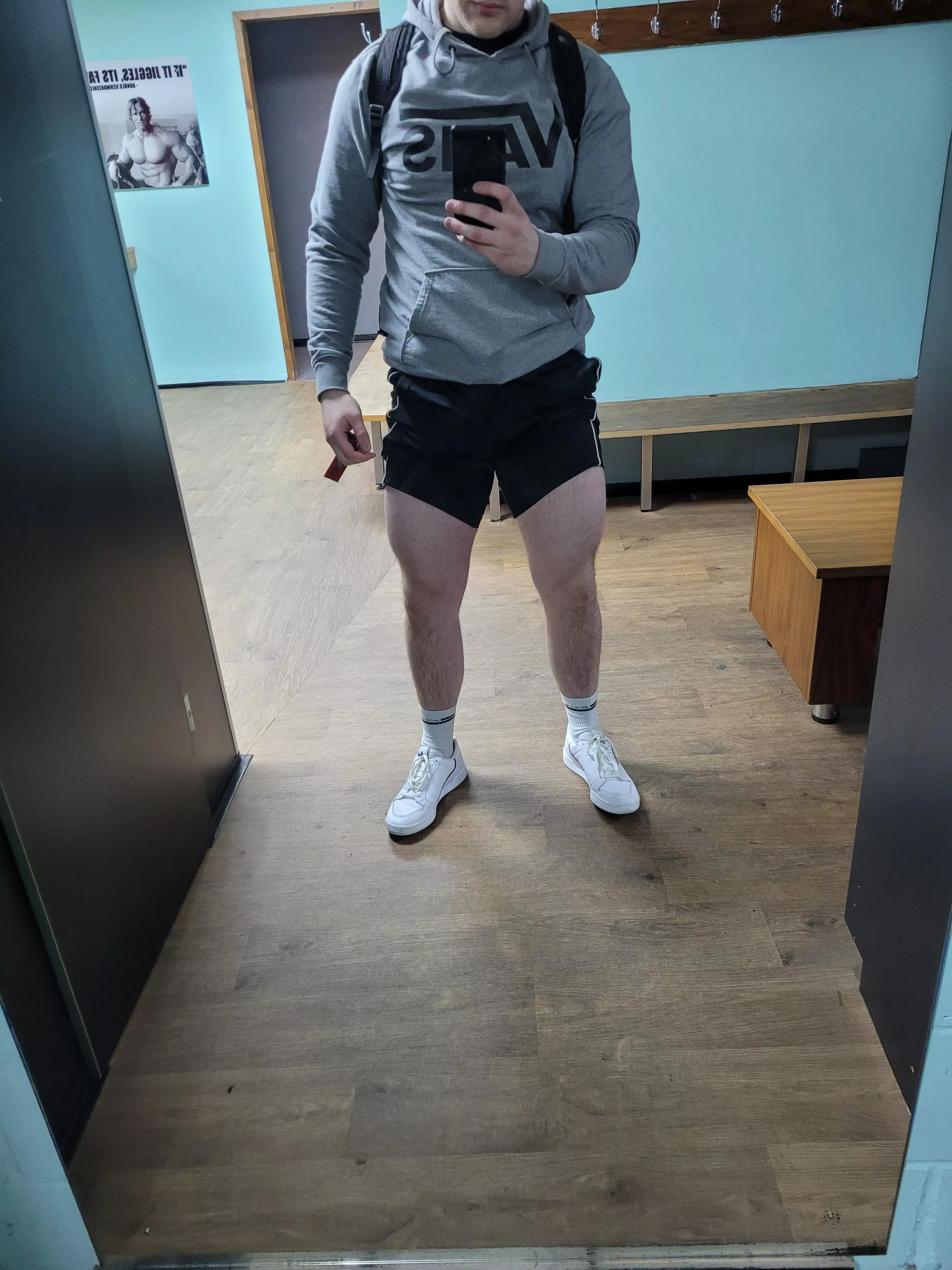 Love showing off my legs 🥵 posted by HappyBoyUK