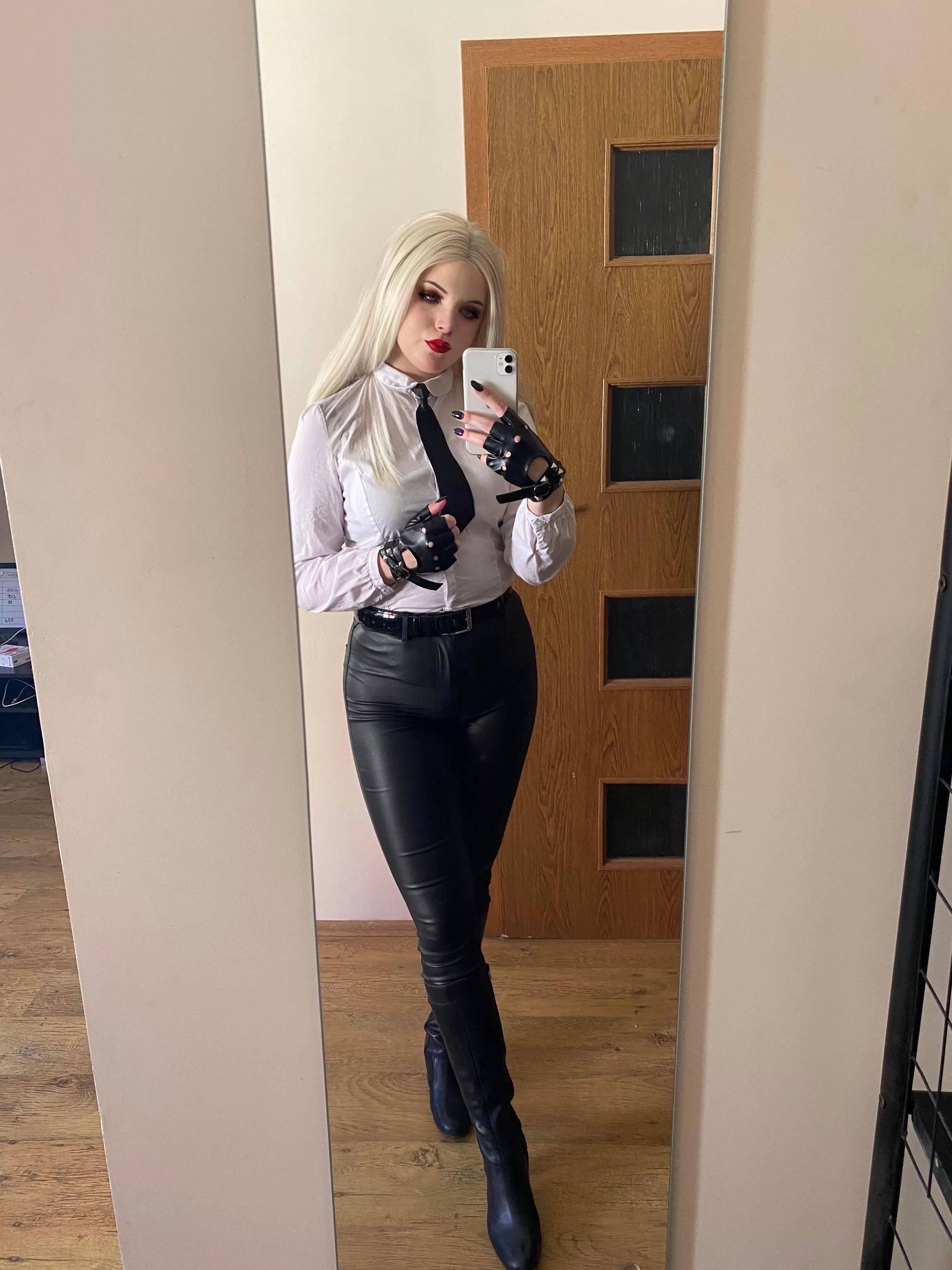 Love tease in my shiny pants 🤤😊 posted by Navlia