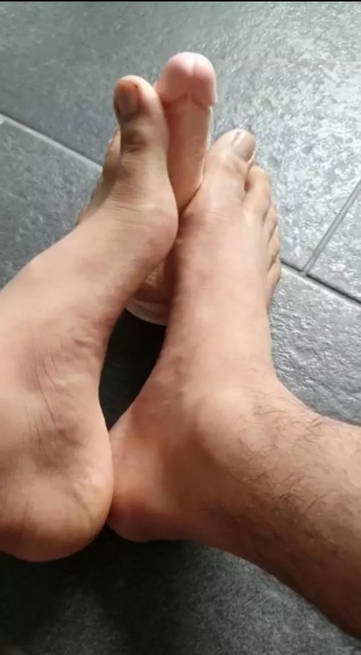 Love the feeling of an oily cock between my toes 😋 posted by Few-Anywhere-6537