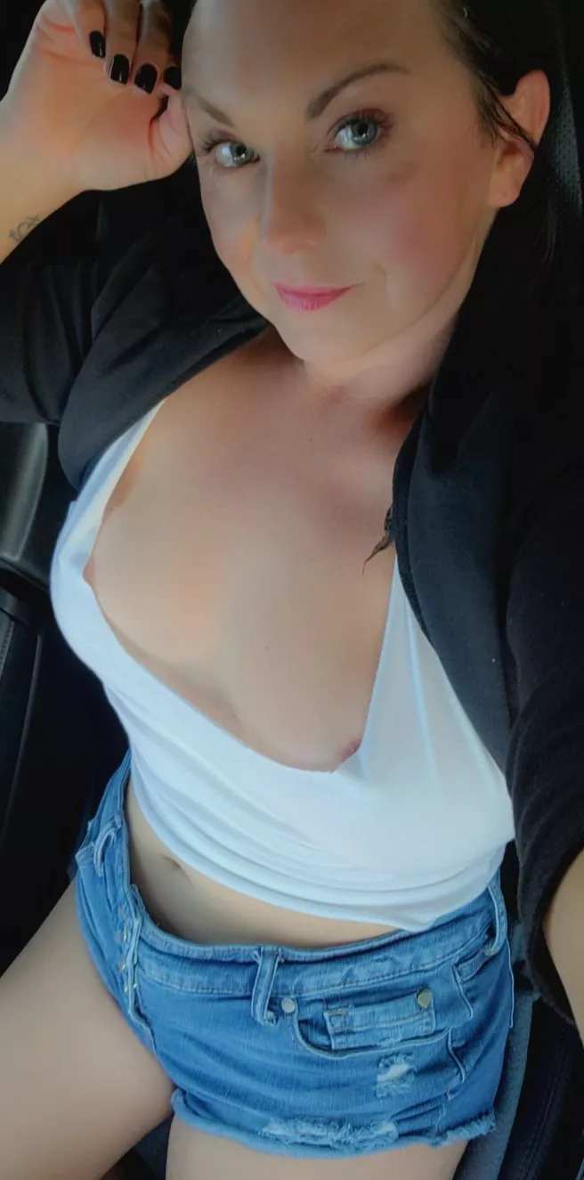 Low cut top and braless is the only way to shop 😋(f) posted by SlaveToSex