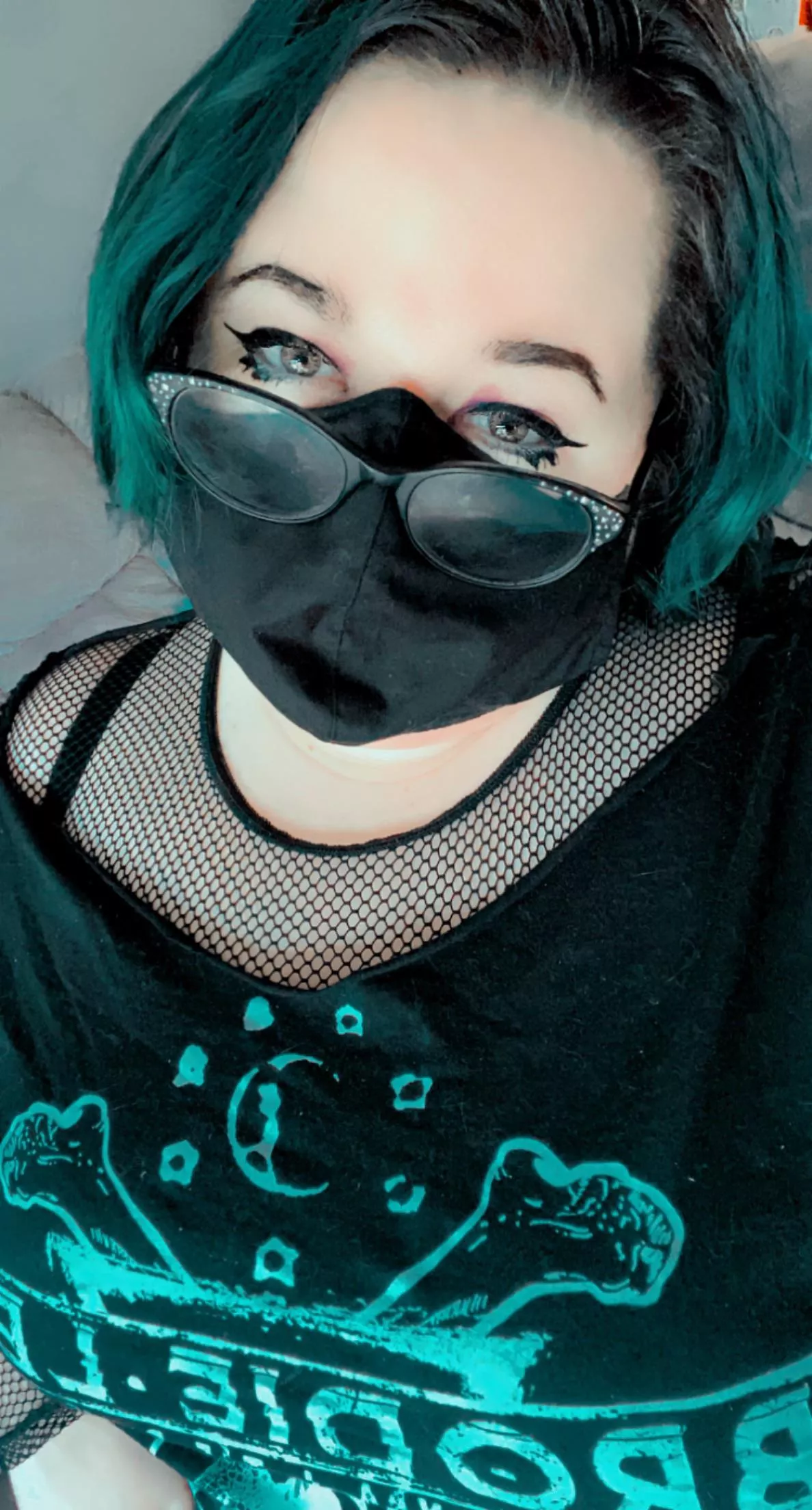 low key love a mask selfie 🖤 posted by _malicieux