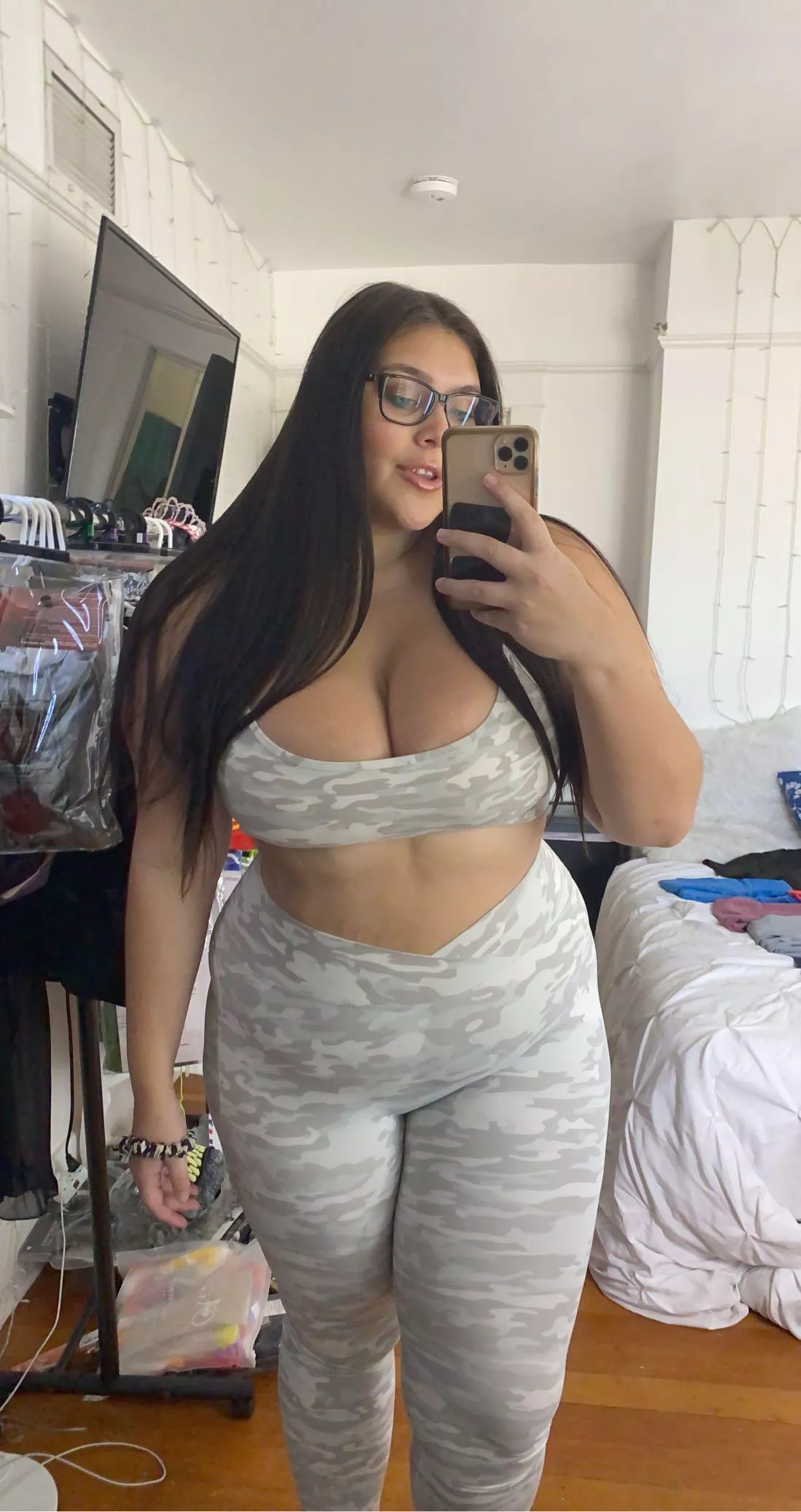 Luscious curves 🥵 posted by Fit-Sid