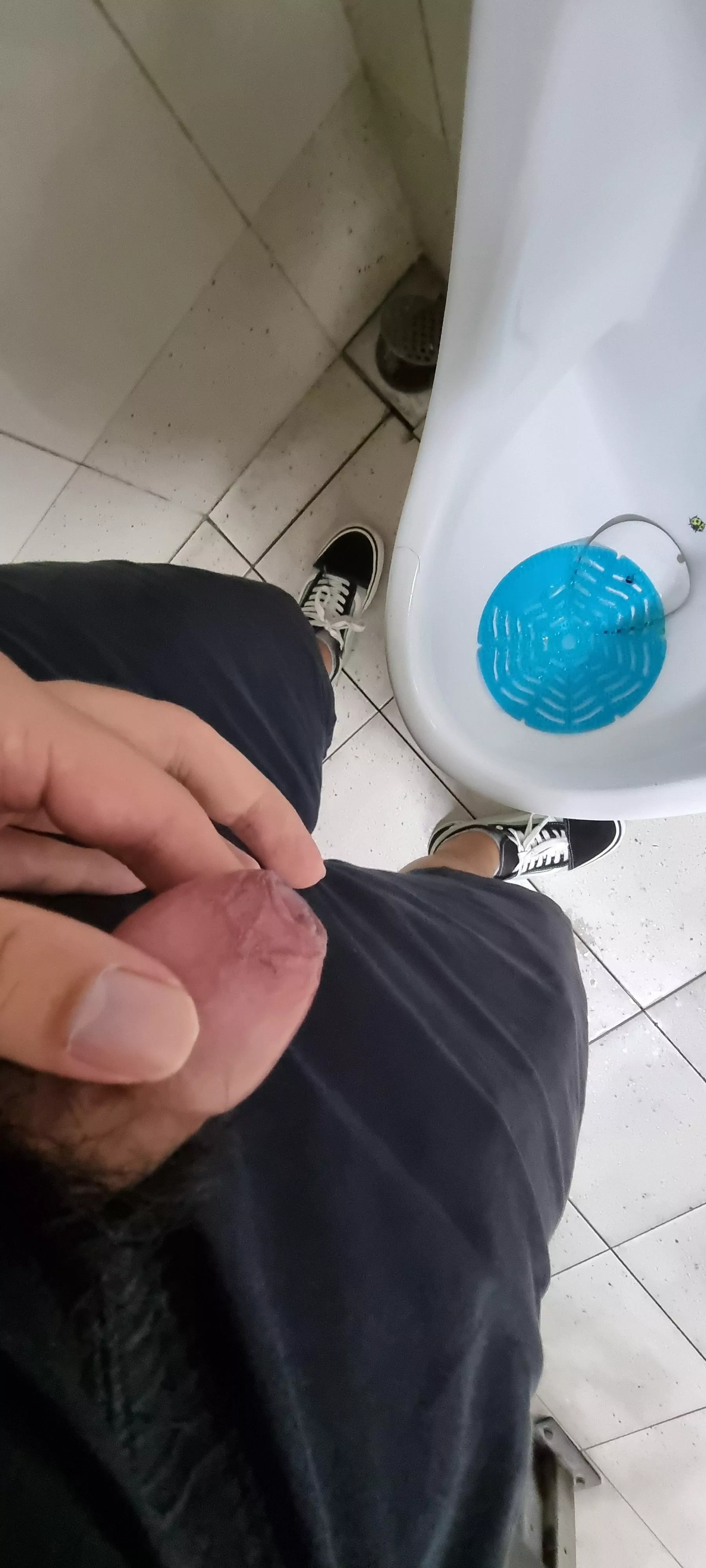 [M] 19 peeing in a public udinal posted by chocomilkvanilla