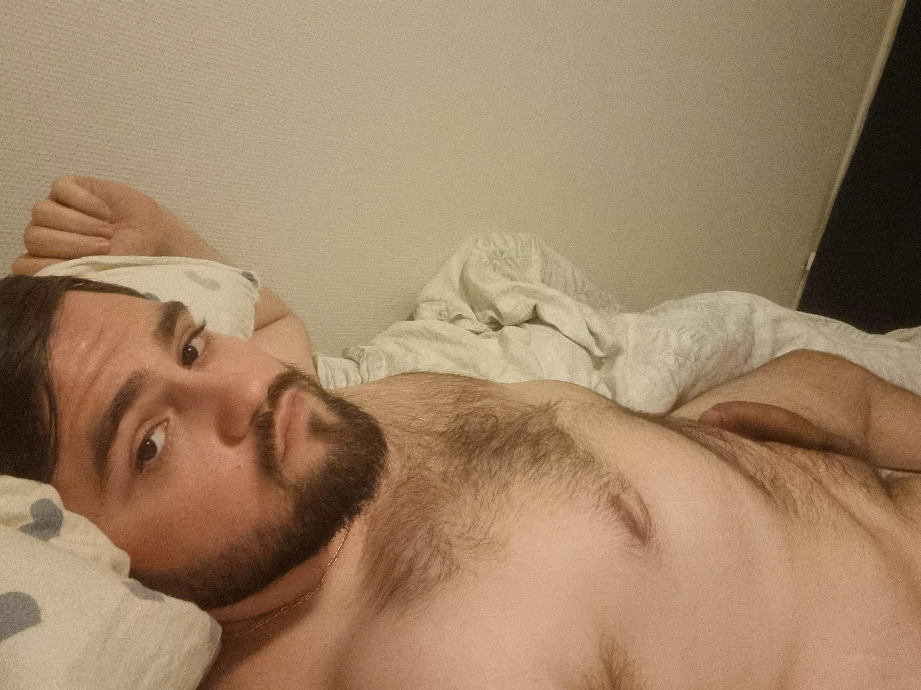 [M] 26, 102 kg, 191cm - soo yeaaah this is me in a very not flattering pose. Trying to gain some comfidence by being honest and not angeling or editing my photos. posted by Ill_Hospital9846