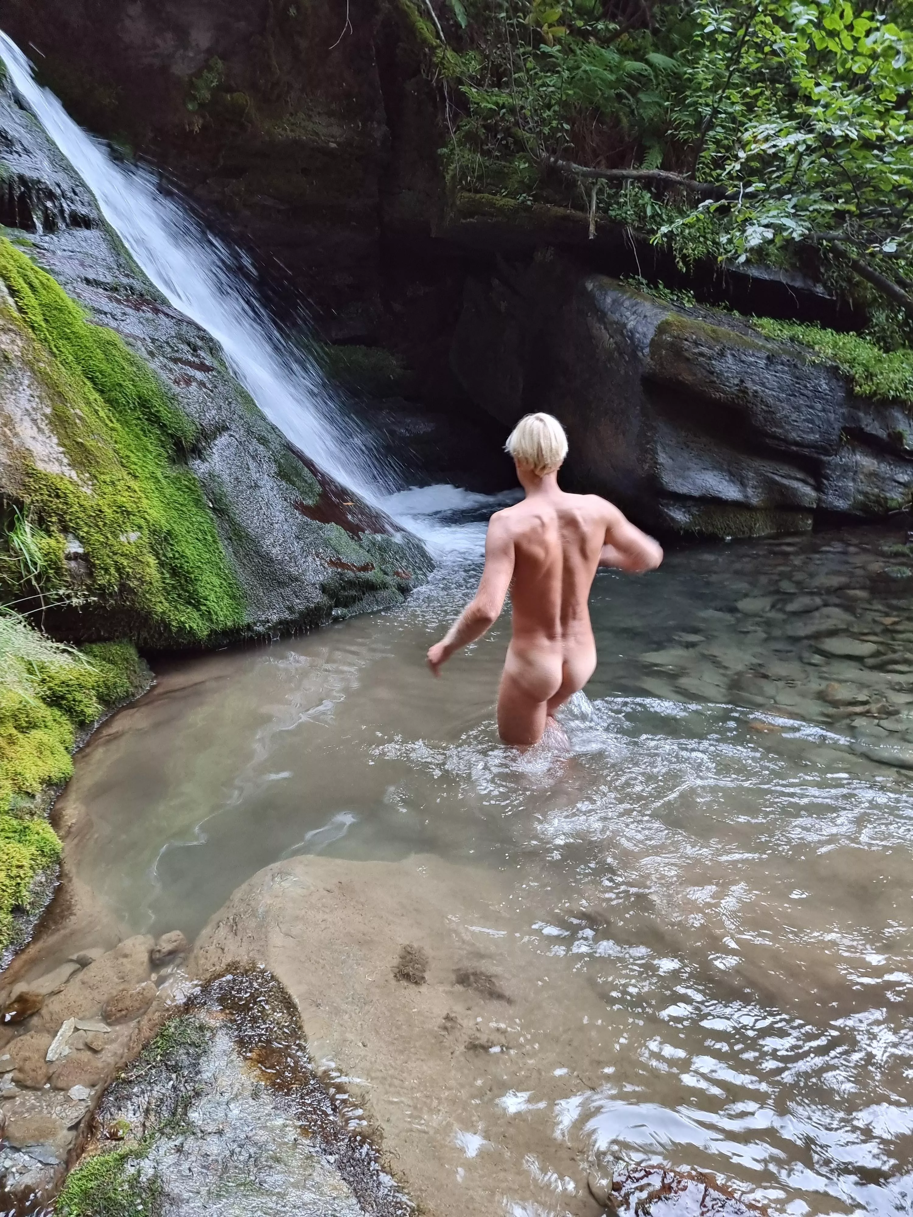 [M] A outside temperature of 6° sure makes this Italian glacier water refreshing! posted by carhyo