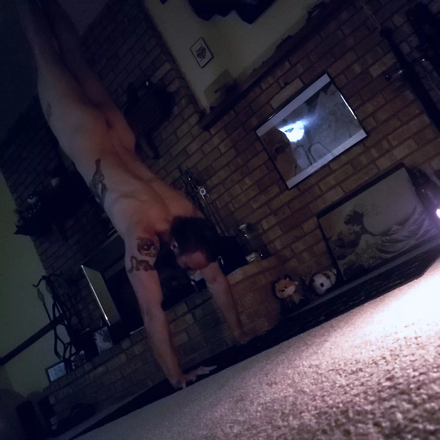 (M) Handstand posted by robin_goodfello