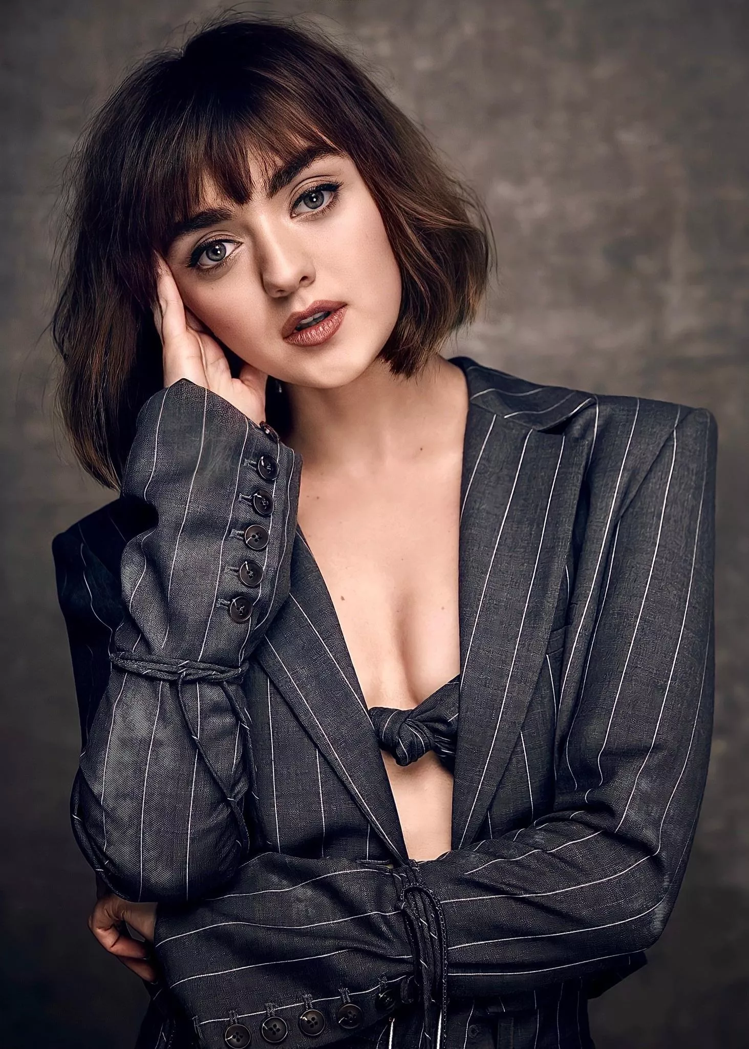 Maisie Williams looks great in black posted by ironanime3