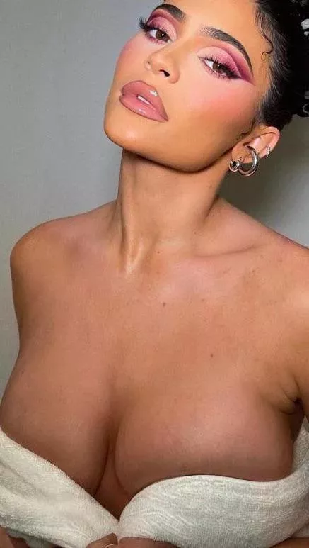 Make me fill my fleshlight for Kylie or another big breasted celeb posted by Pelbo20