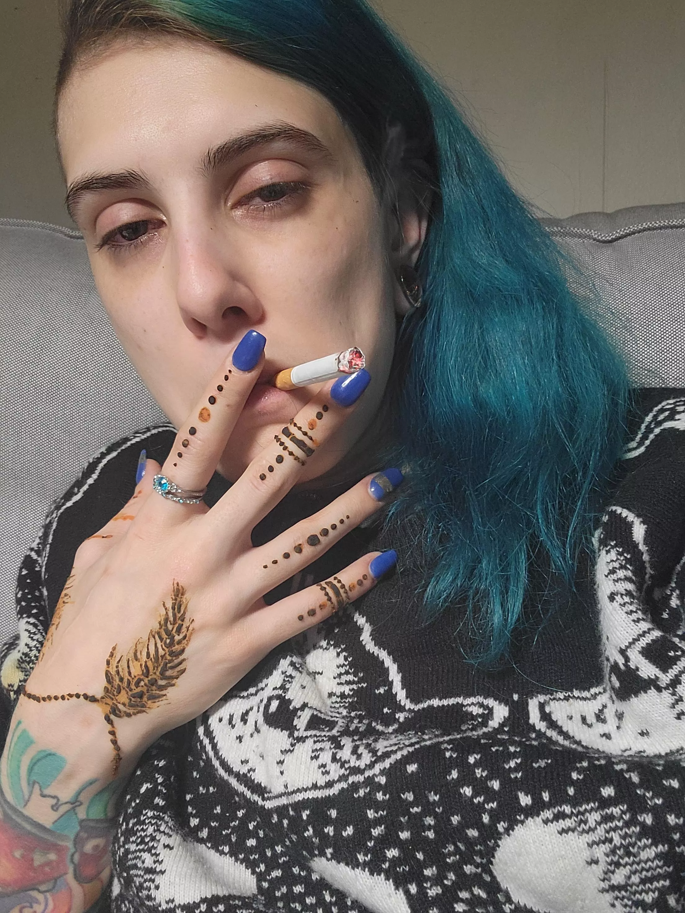 Makeup is too much work, sorry 🙈 anyway I did some henna today and chain smoked a lot. I almost went through a whole pack! Enjoy my deep drag! 🚬 posted by Kinkylittlehippy