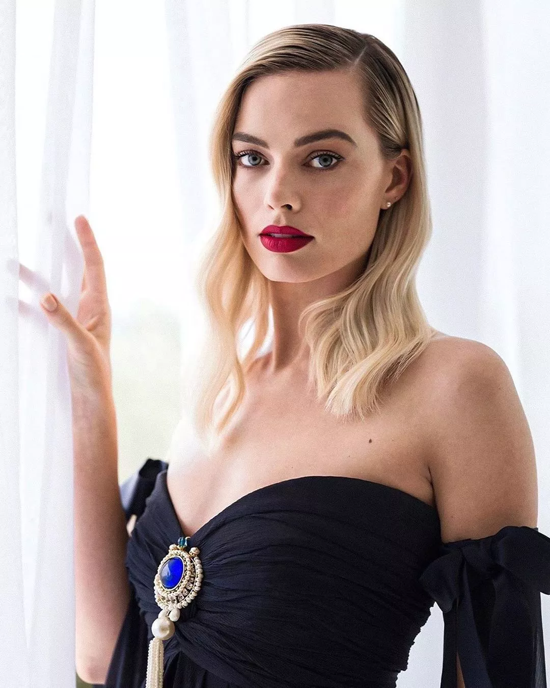 Margot Robbie posted by OhNoWhatHappenedNow