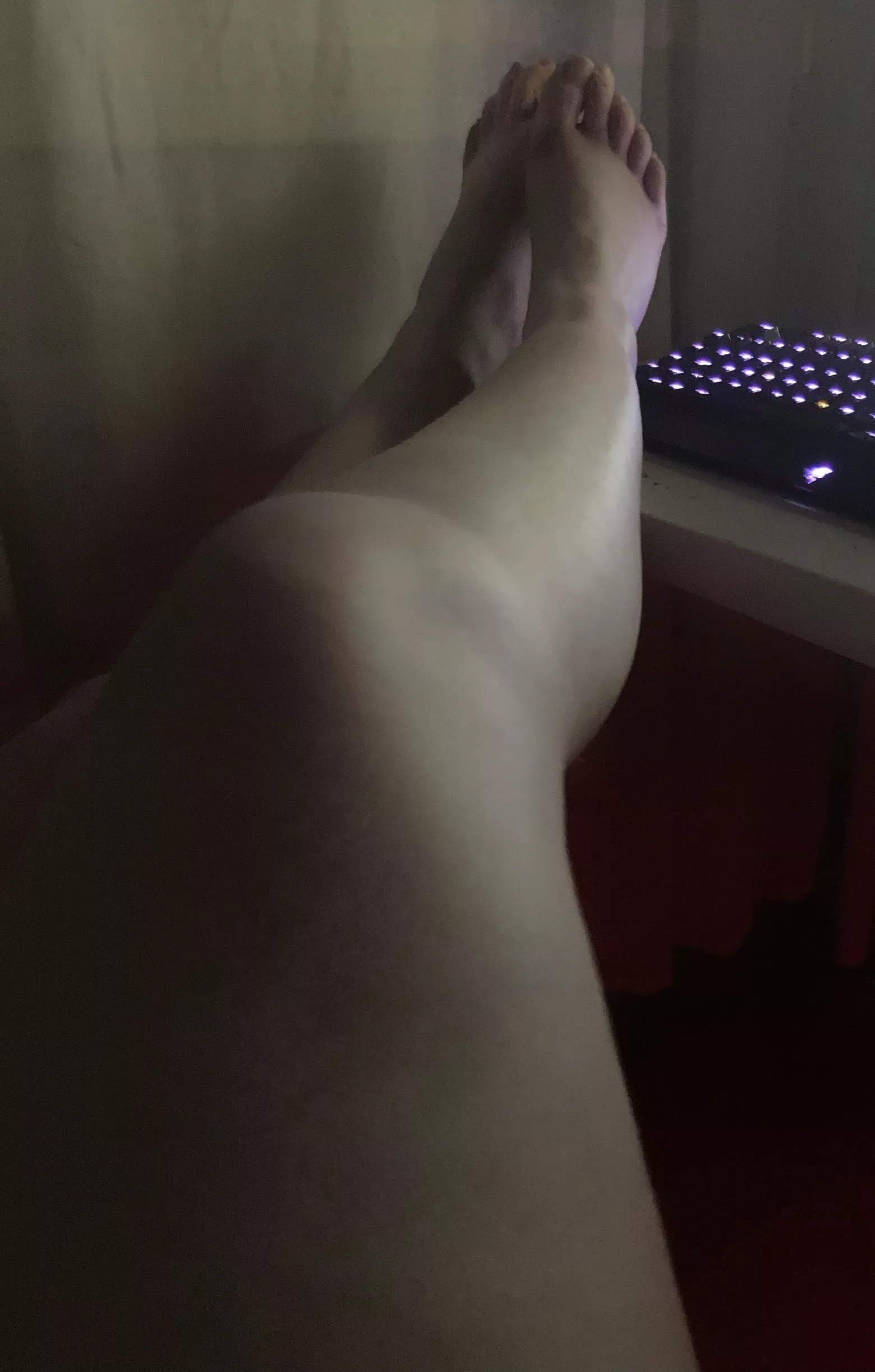 Massage my feet as I play? 🥺 posted by FootsieXXQueen