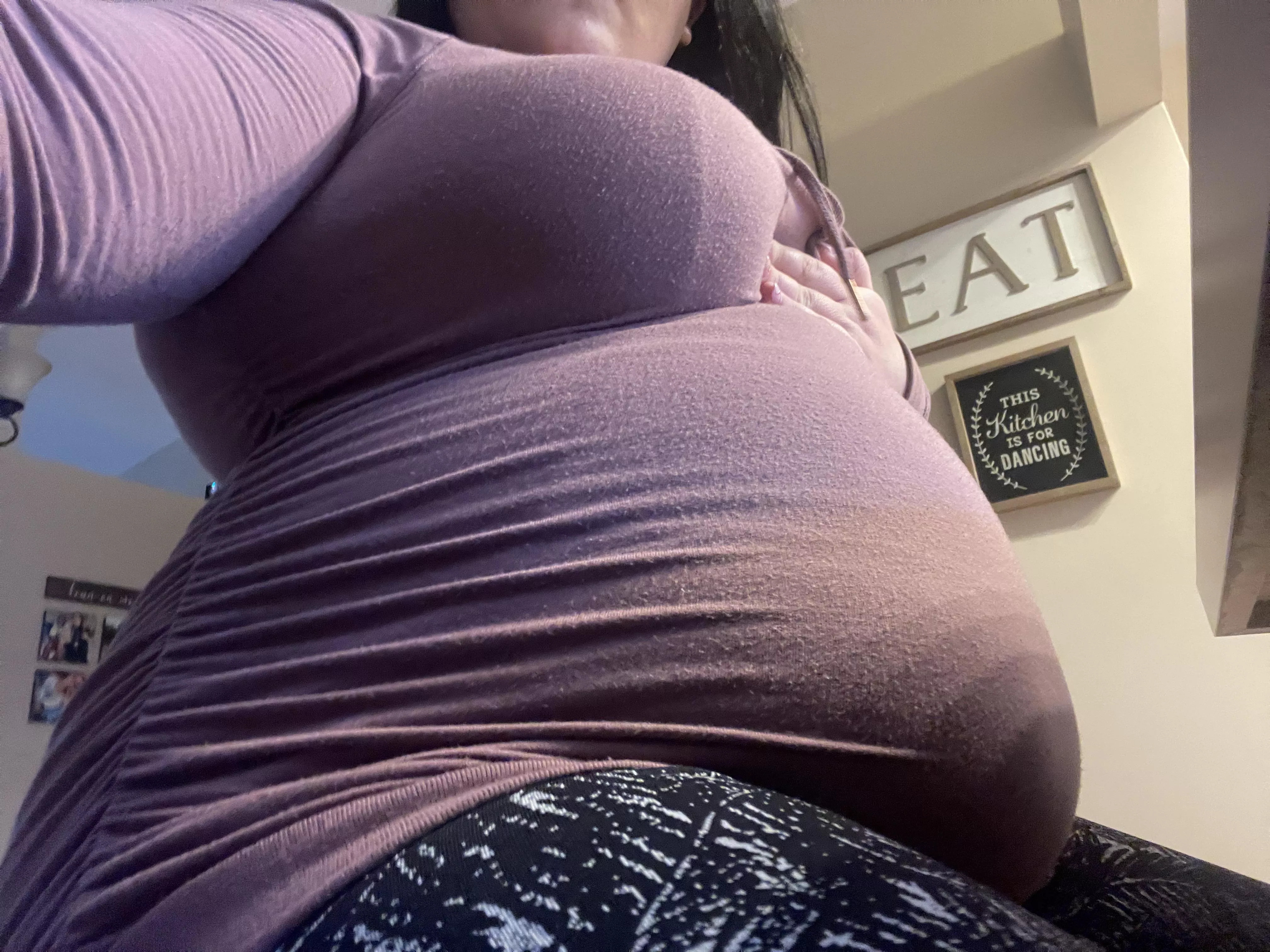 Maternity clothes are the only option now for this massive gut posted by curvagecaseyBBW