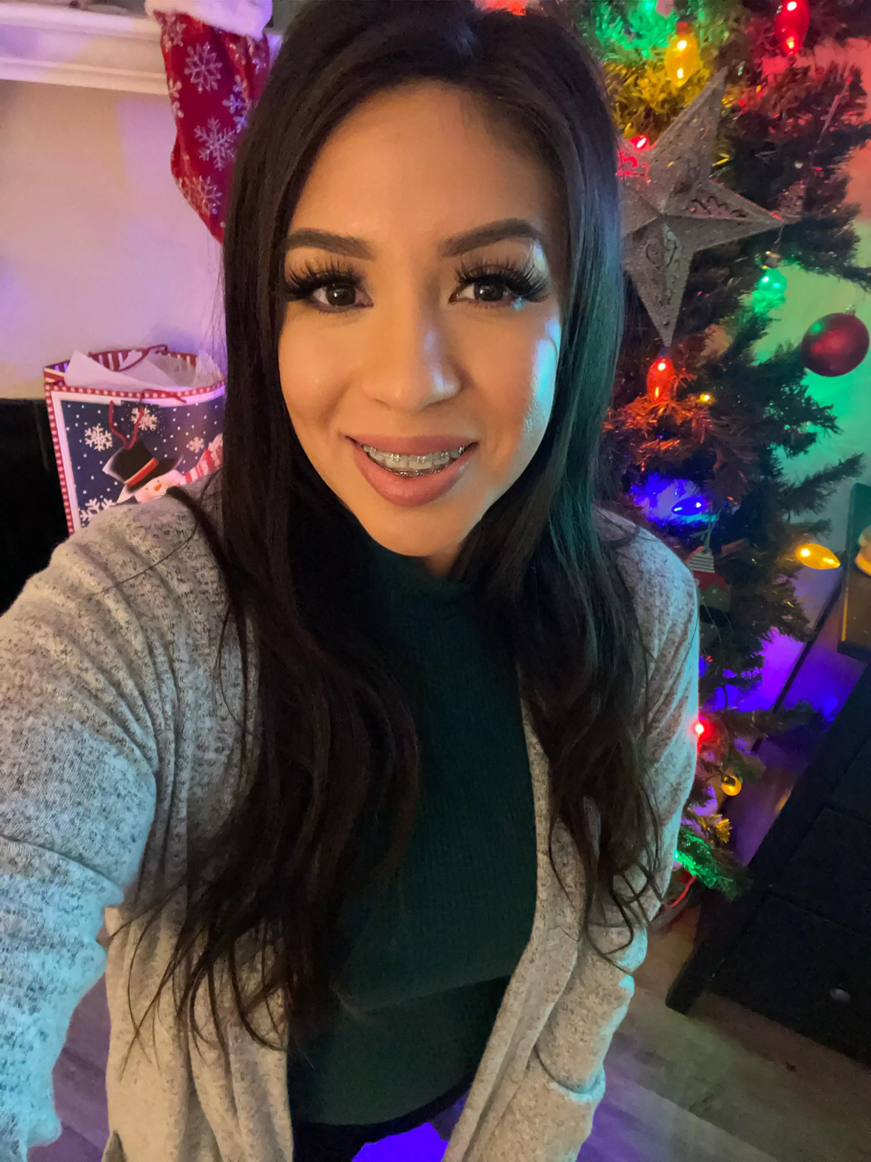 Merry Christmas ðŸŽ„ New Latina to this sub posted by Vernaceei