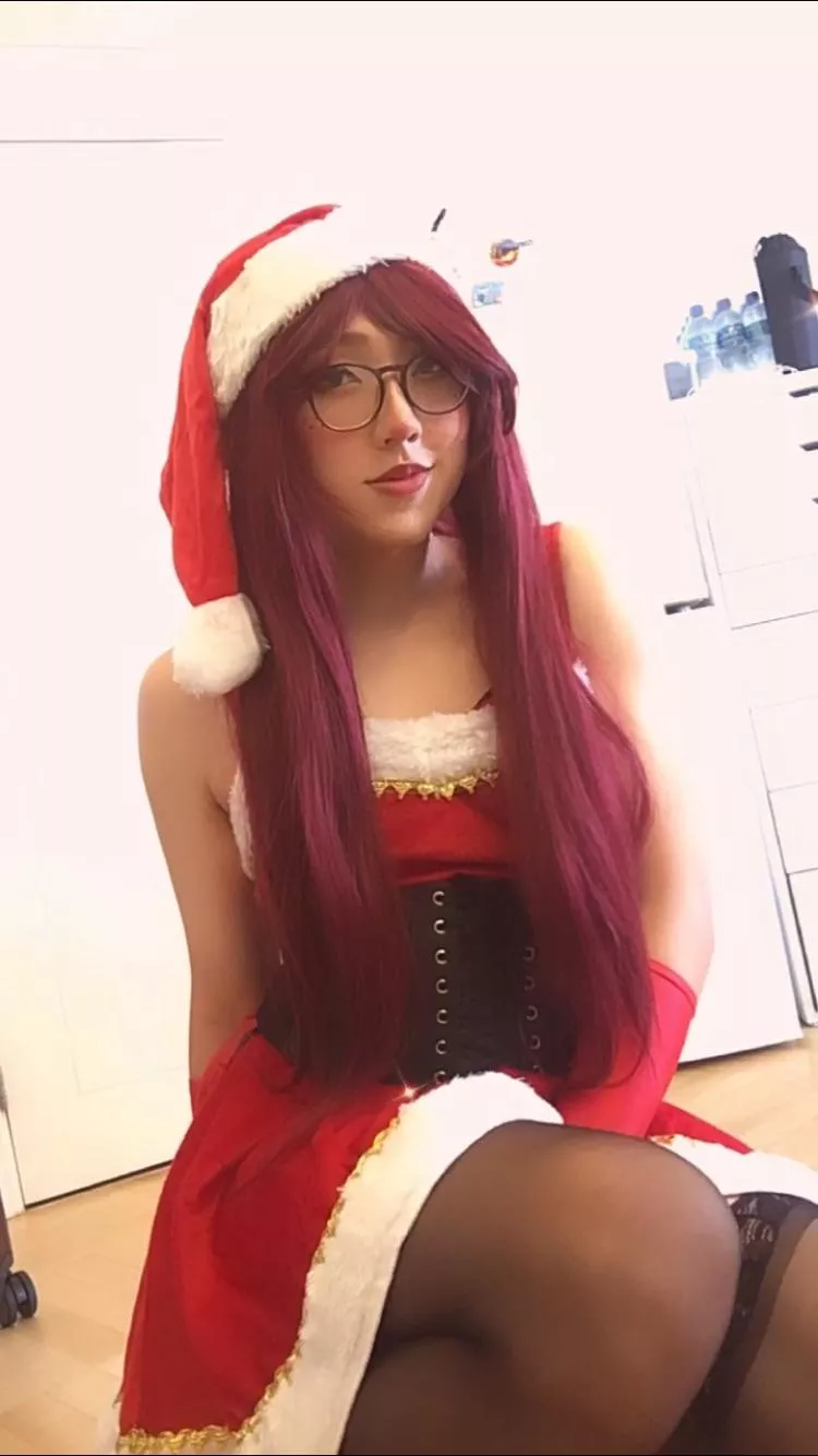 Merry Christmas 🎄🎁 posted by nikkifutawaifu