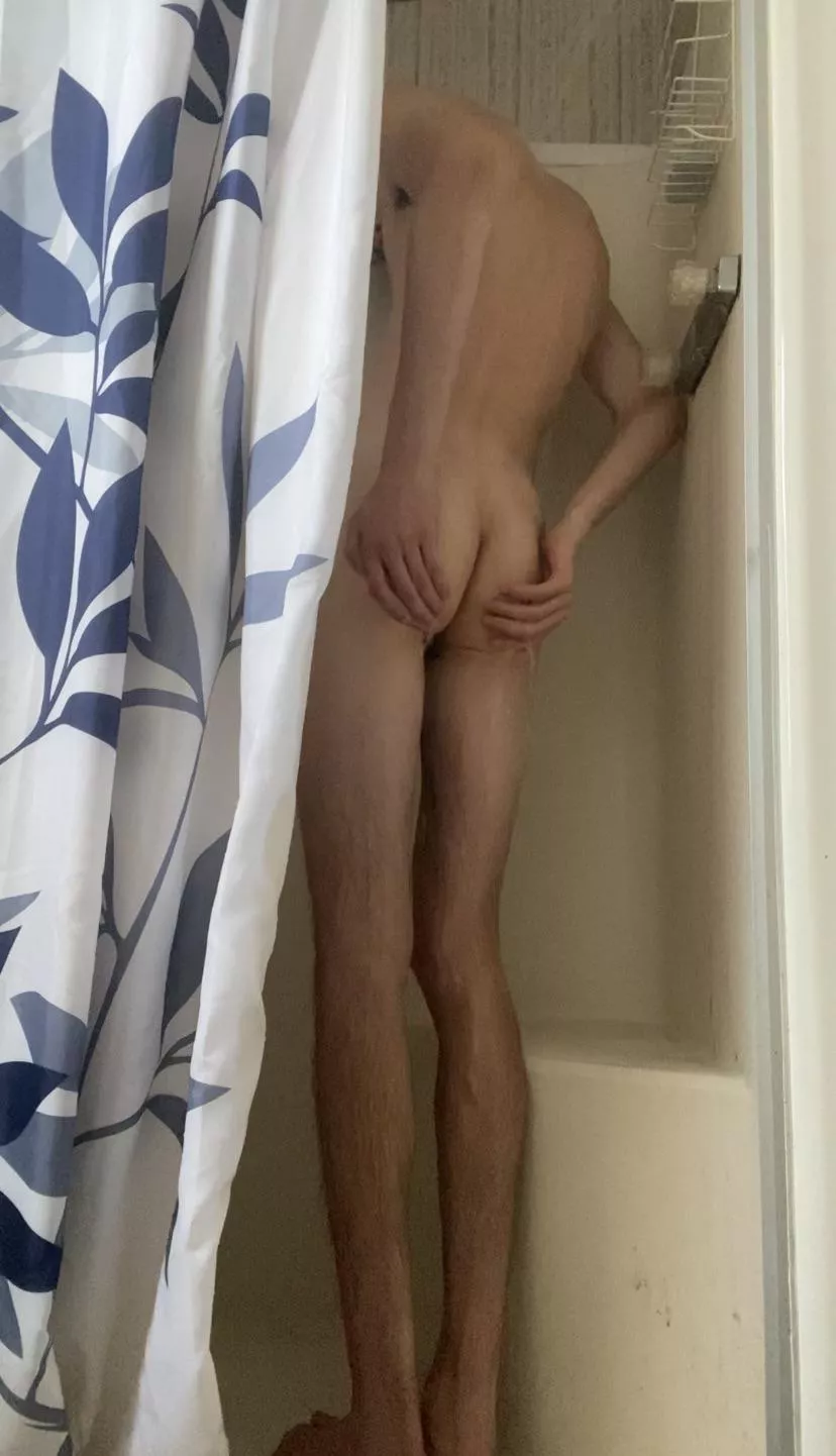 Message me if you like tall skinny twinks 😜 posted by Ethan_Ford