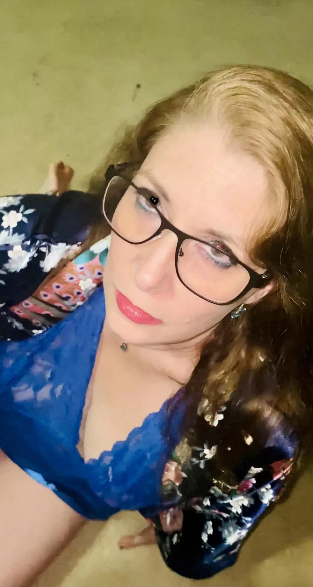 Milf in glasses posted by feliciamay