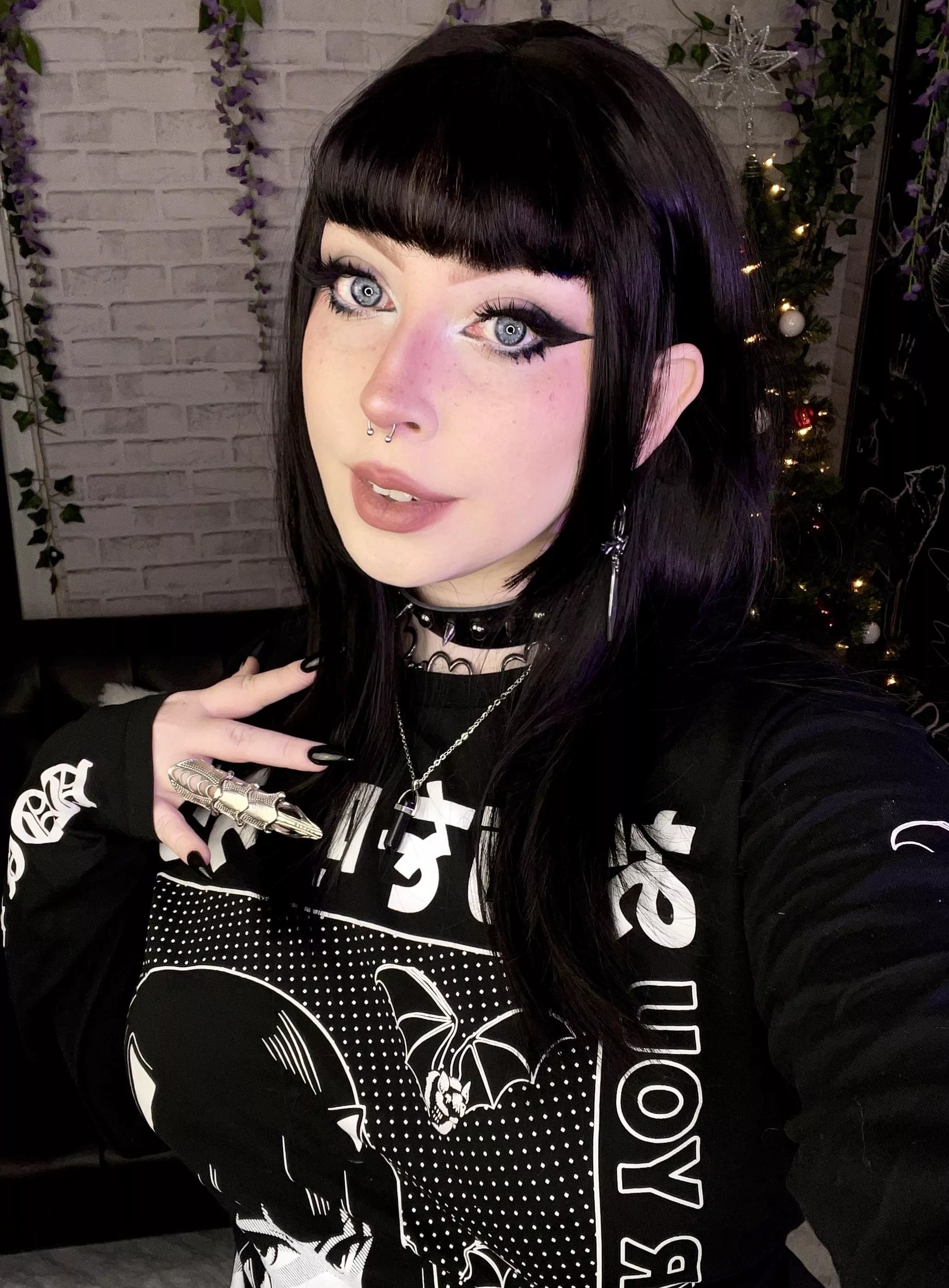 Mind if I just share a cute fully clothed selfie here? 🖤 posted by gothpixi