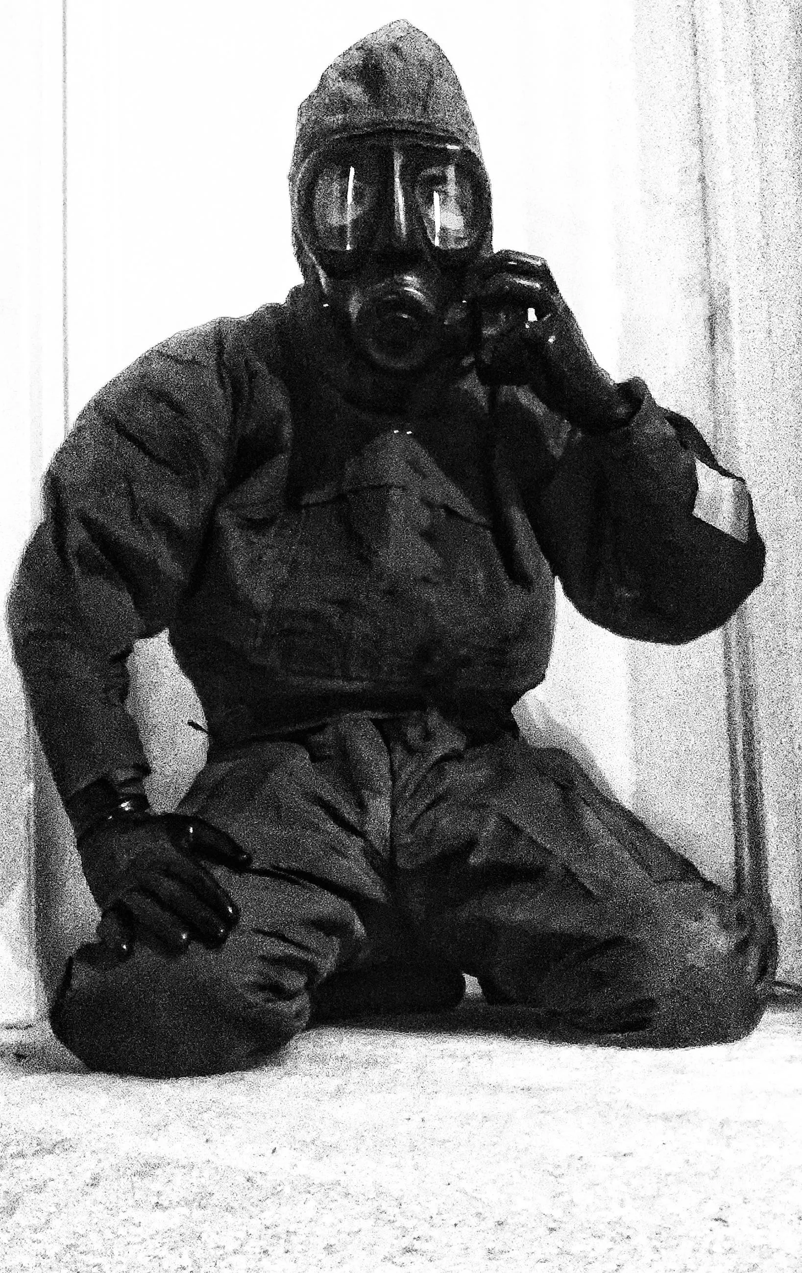 Mk III nbc suit, S6 gas mask posted by rubberscrubber