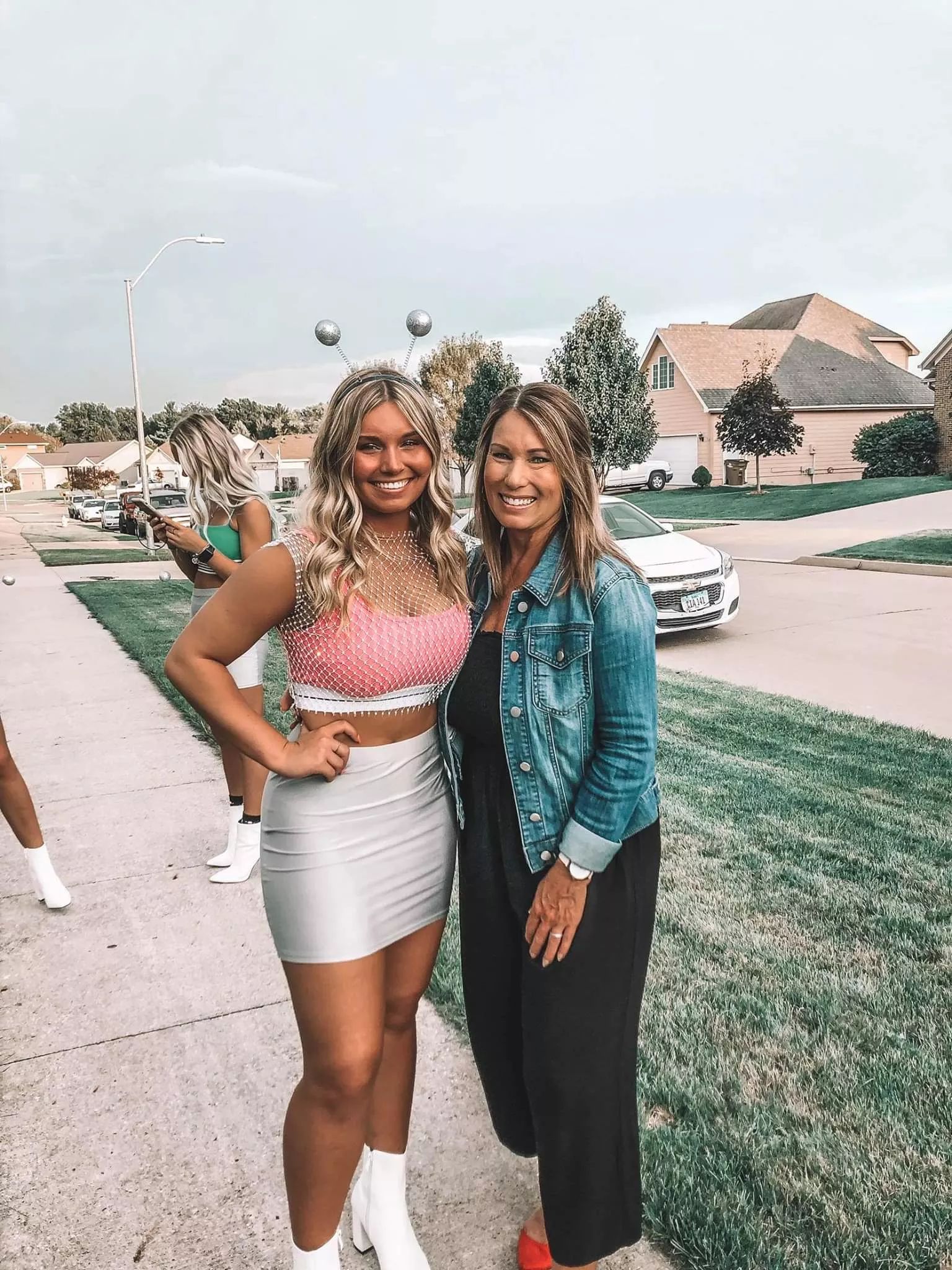 Mom and daughter both built to FUCK. DM posted by momfan2