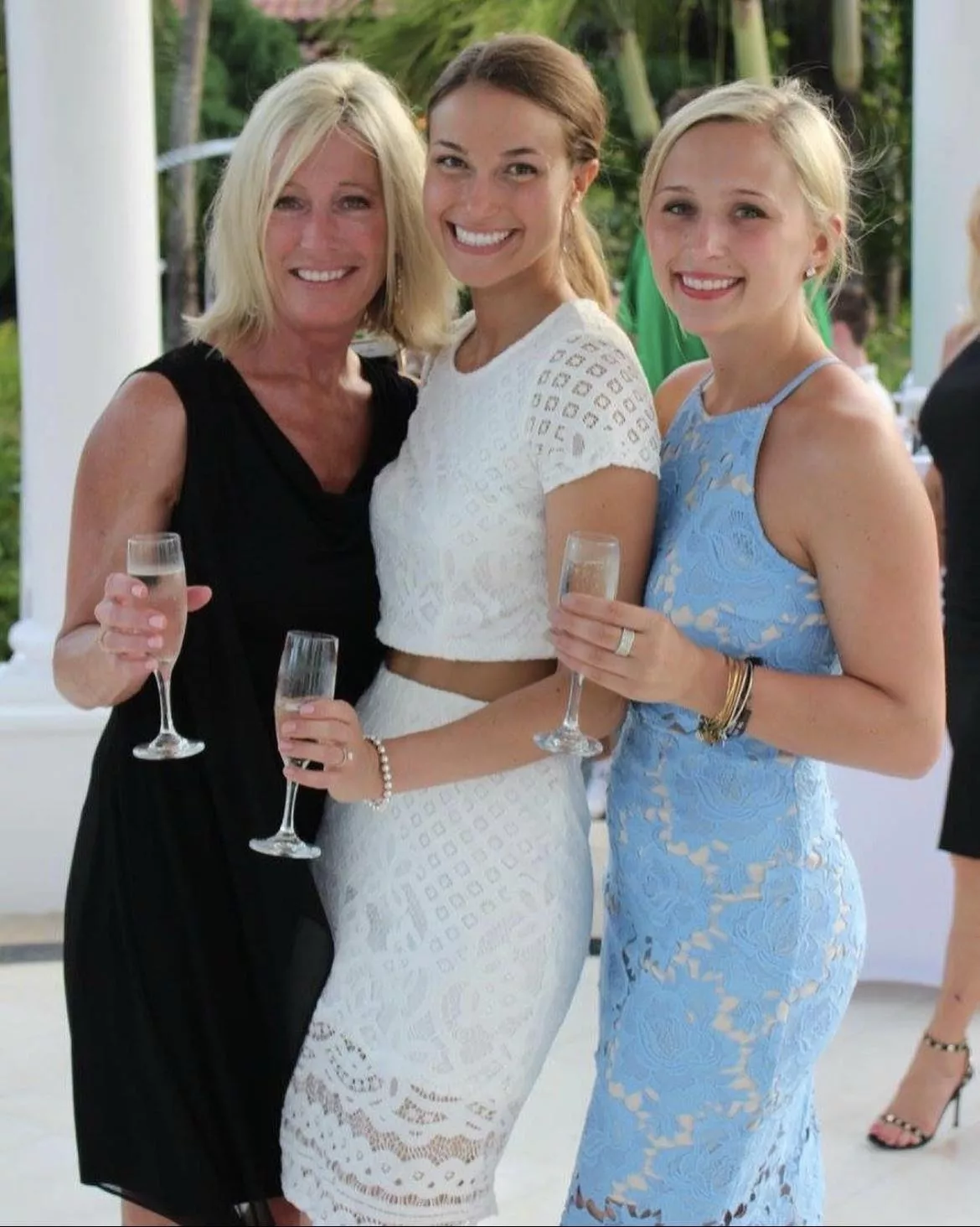 Mom and her daughters ðŸ˜ðŸ˜ðŸ˜ posted by tributes_all_day