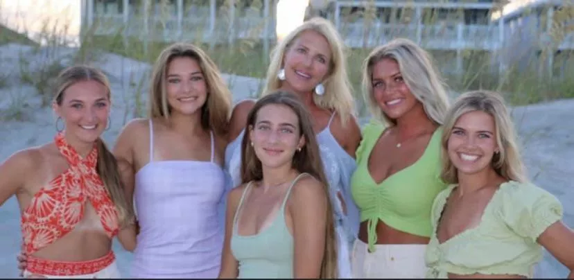 Mom (back middle) and all her daughters. Whoâ€™s your fav? Comment and upvote!! posted by fun4all202