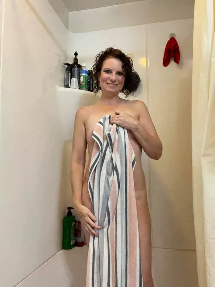 Mom fresh out of the shower posted by skrilloman2