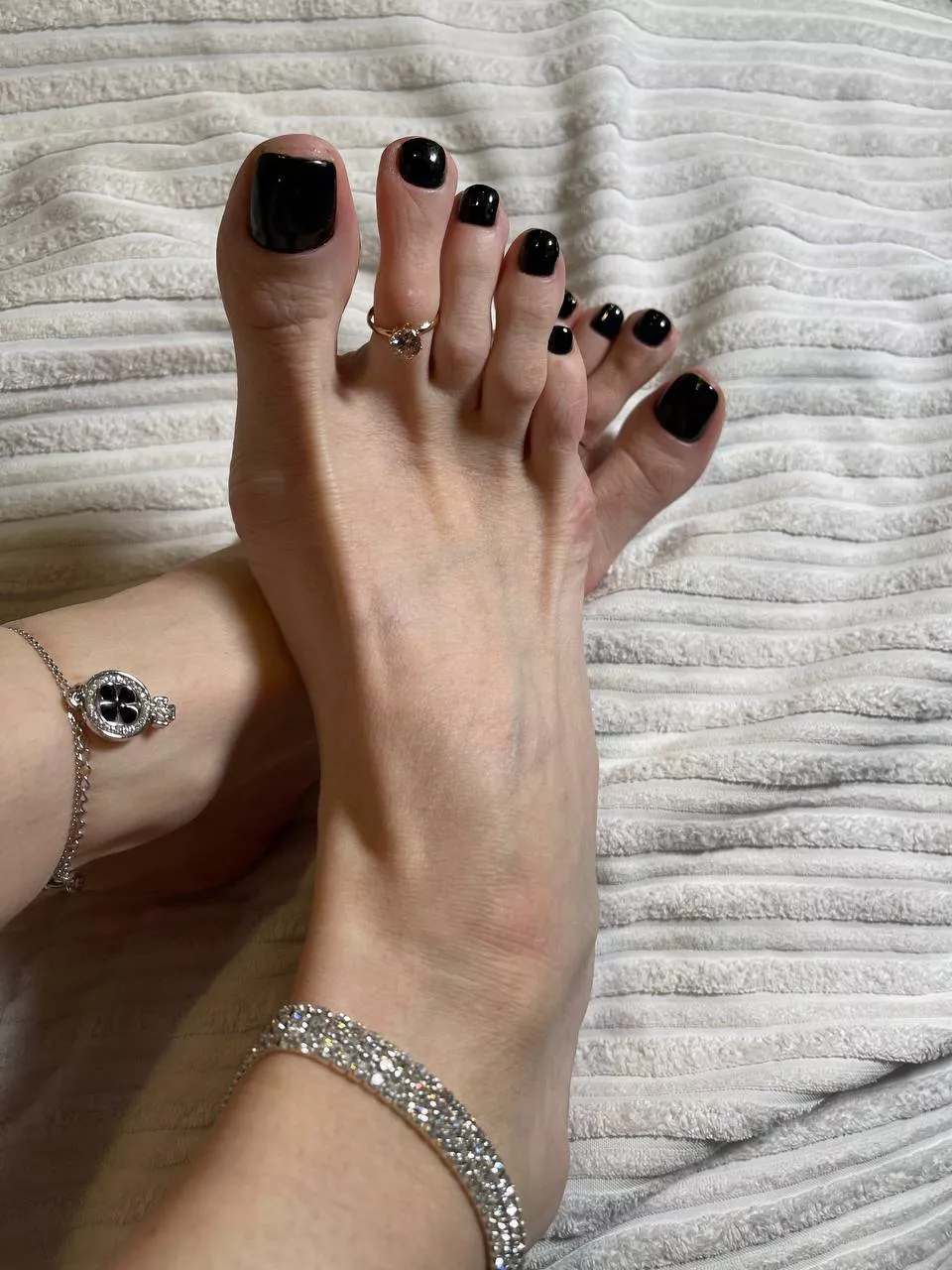 Mommy wants to make a footjob with her rings on😏 posted by LizaCheise