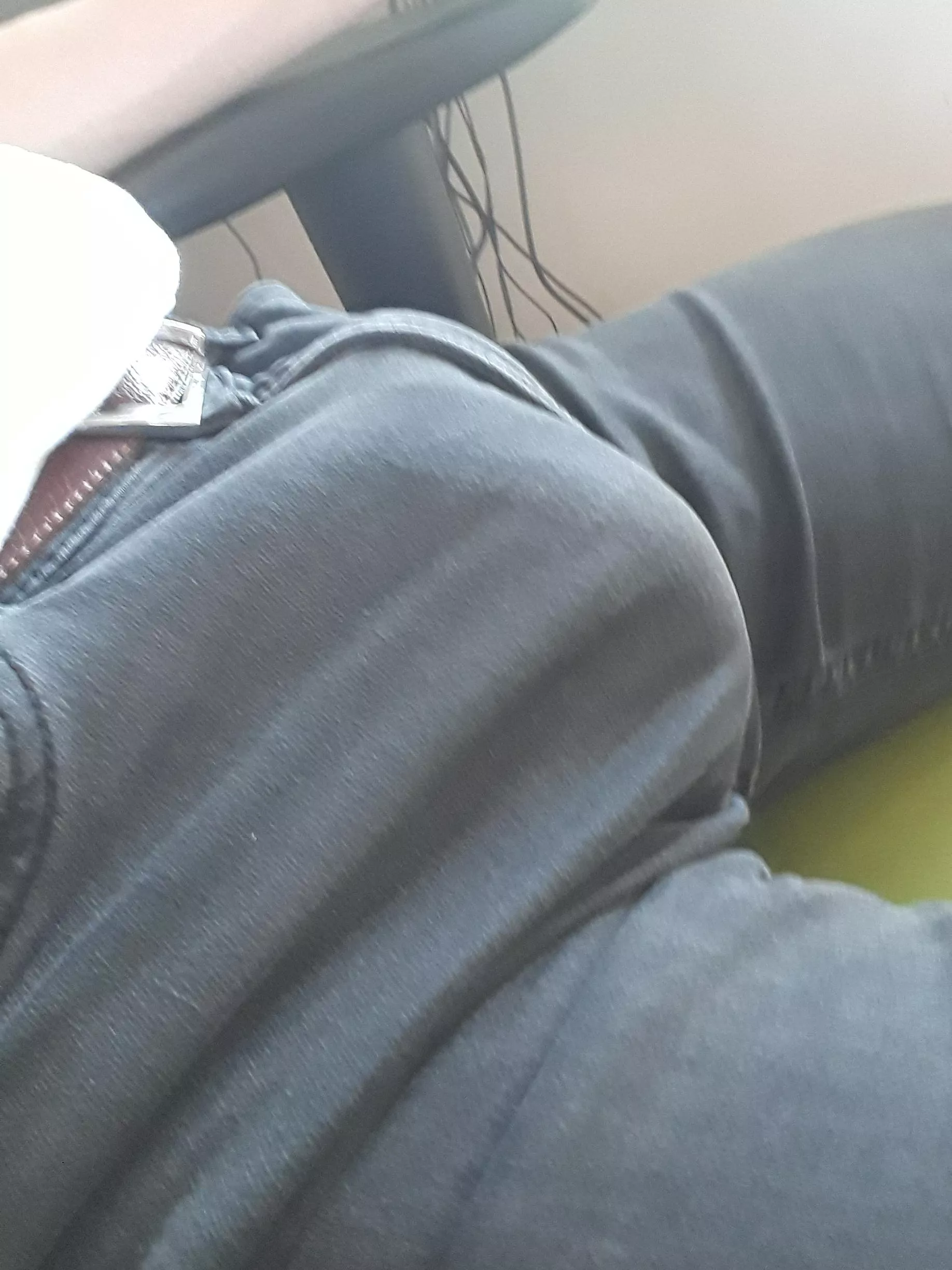 Monster cock held back by tight pants posted by uporabnik1234